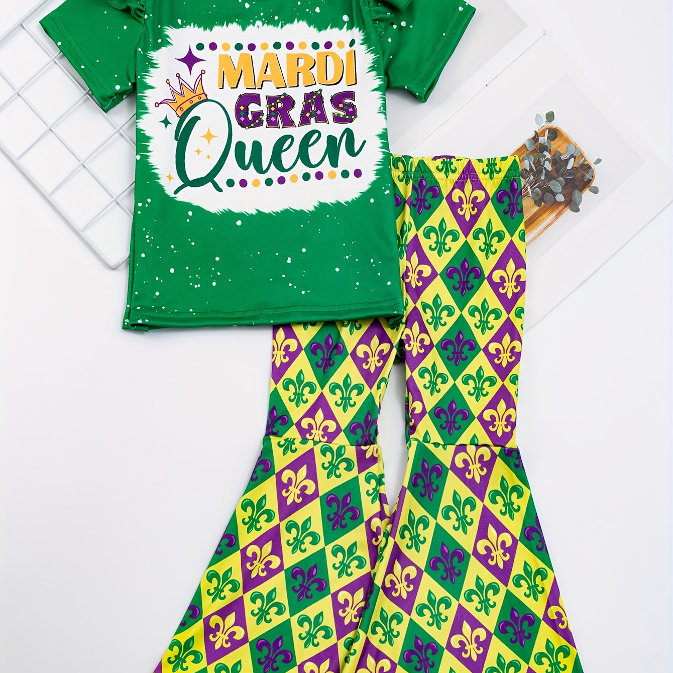 

Girls 2pcs, Flutter Trim Mardi Gras Queen Print Top + Flare Pants Set Summer Clothes Party Mardi Gras Gift Carnival