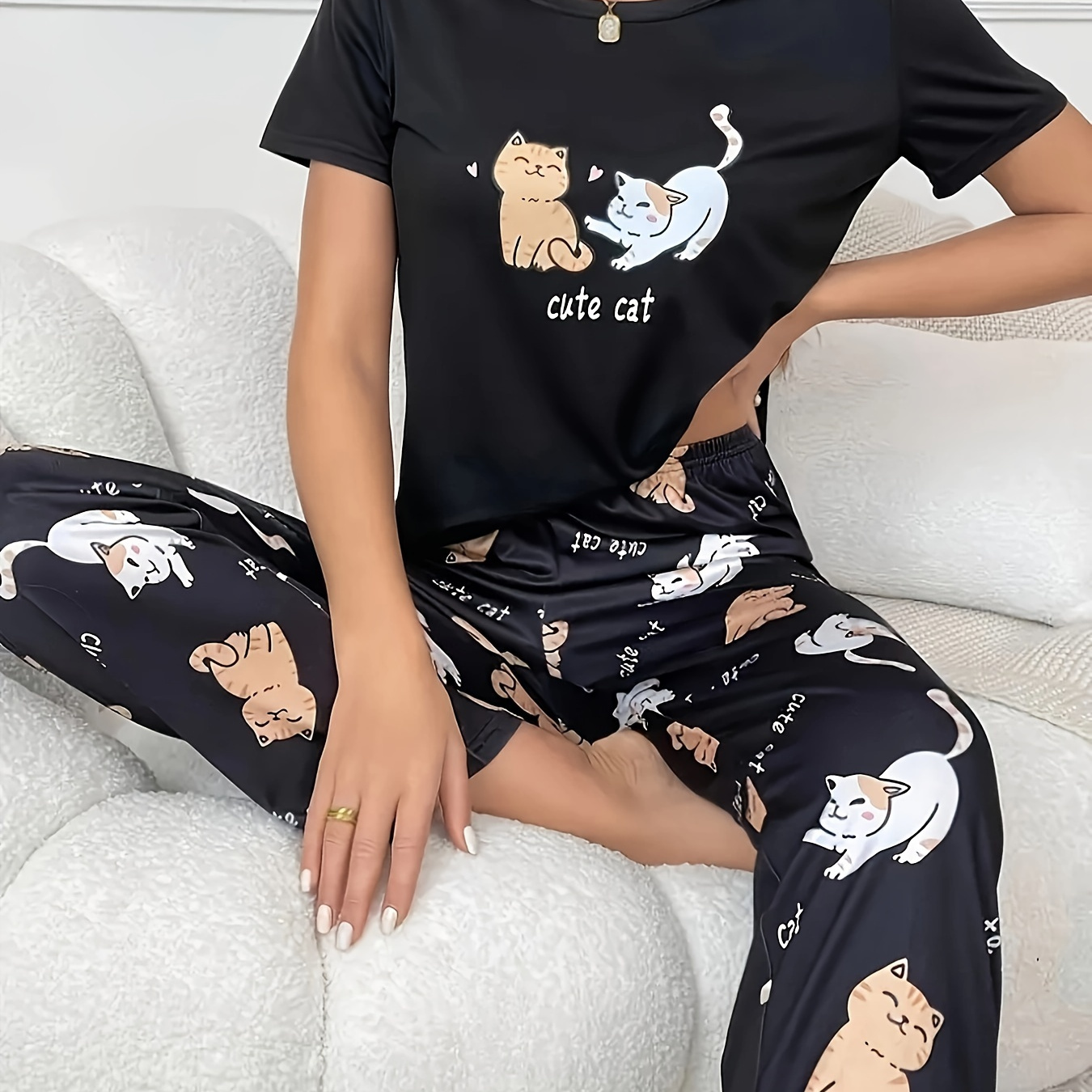 

Ensemble de pyjama mignon pour femme avec imprimé chat et lettres, haut à manches courtes et col rond, pantalon, coupe décontractée et confortable.