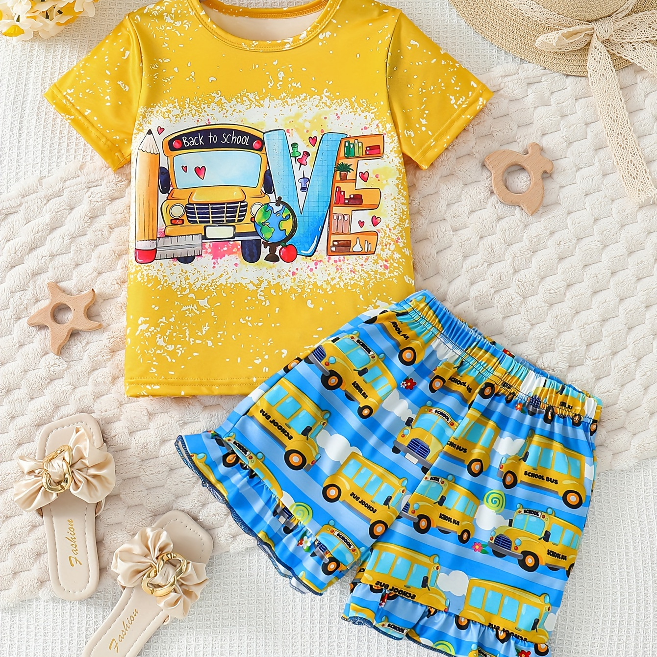 

2-piece Boys/girls School Bus Love Print Short Sleeve Top + Cars Full Print Shorts Set Holiday/ Casual Outfit Summer Gift