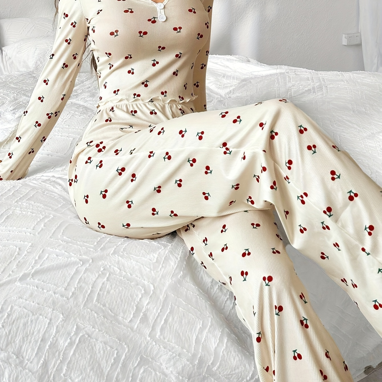 

Soothing , Cozy Women's Floral Print Pajama Set - V-neck, Long Sleeve Top & Waist Pants, Soft Polyester , Machine Washable - Fall/winter