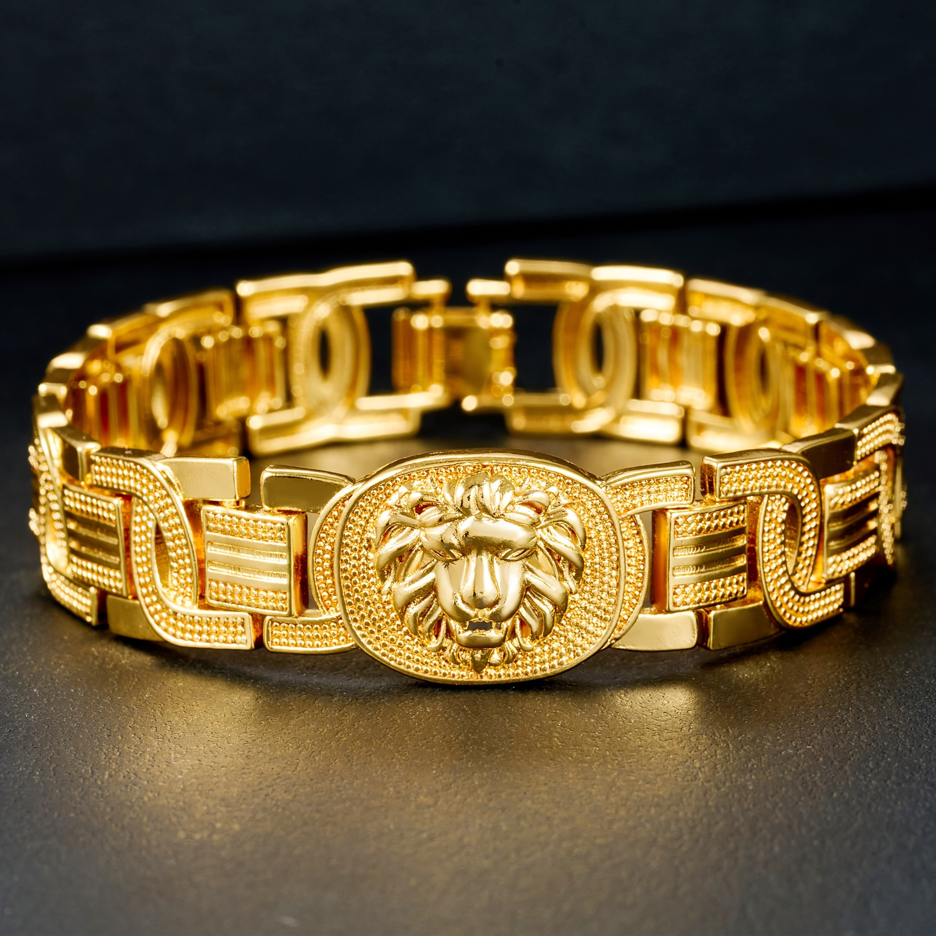 

A Stylish Gold-plated Bracelet As A King Of The Hand Card, Featuring Luxurious Vintage Cuff Jewelry, A Unique Accessory Gift Suitable For Men And Women.