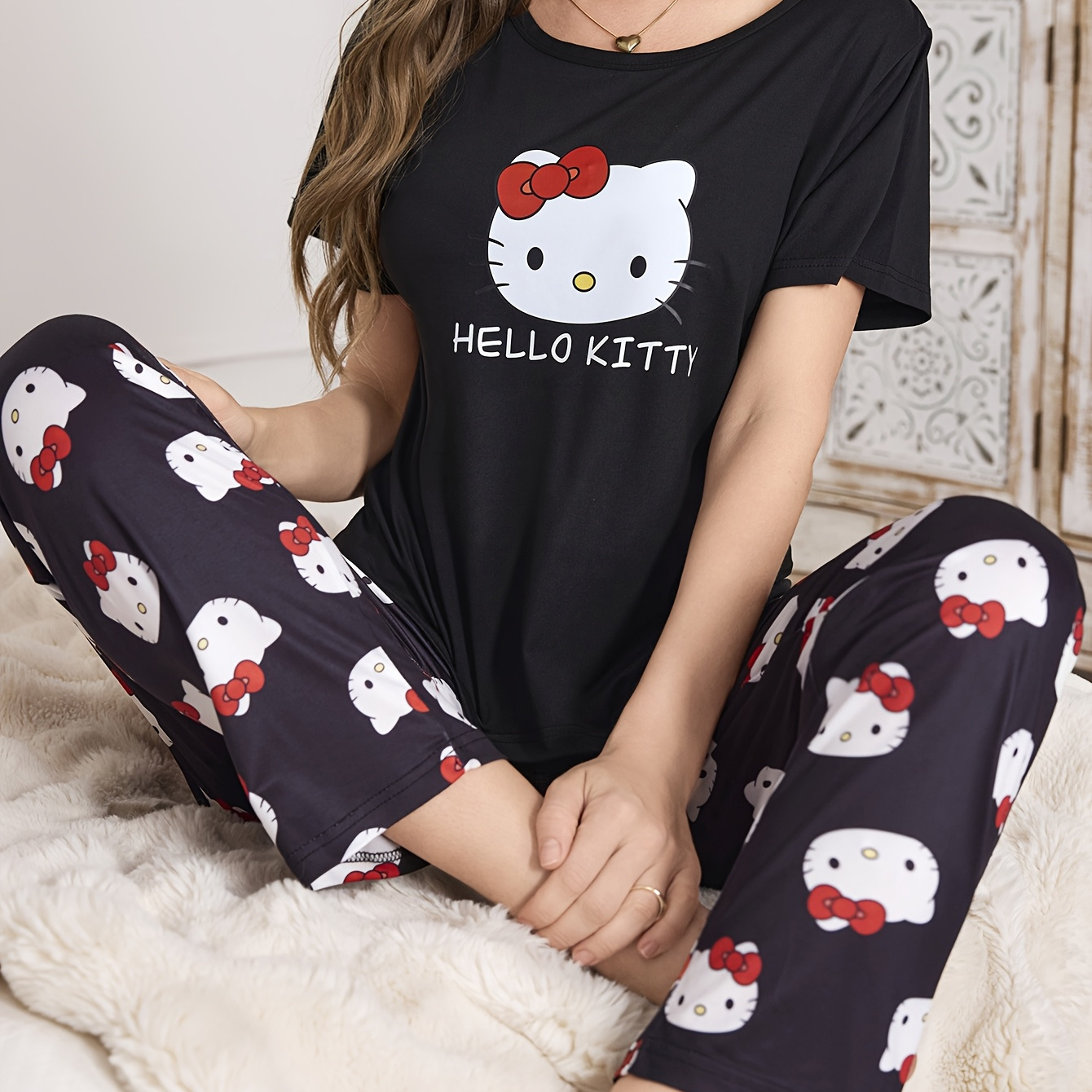 

Ensemble de pyjama pour femmes Sanrio Hello Kitty, comprenant un haut à manches courtes à col rond et un pantalon long, d'une jolie écharpe de dessin et d'une noire. Confortable et polyvalent.