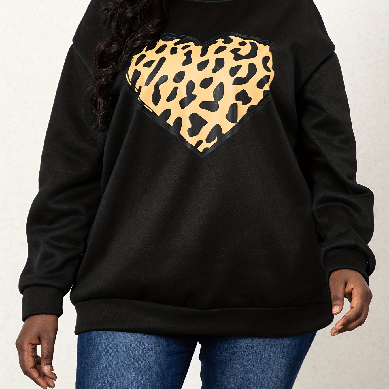 

Plus Size Leopard Heart Print Fleece Liner Sweatshirt, Women's Plus Long Sleeve Casual Pullover Sweatshirt