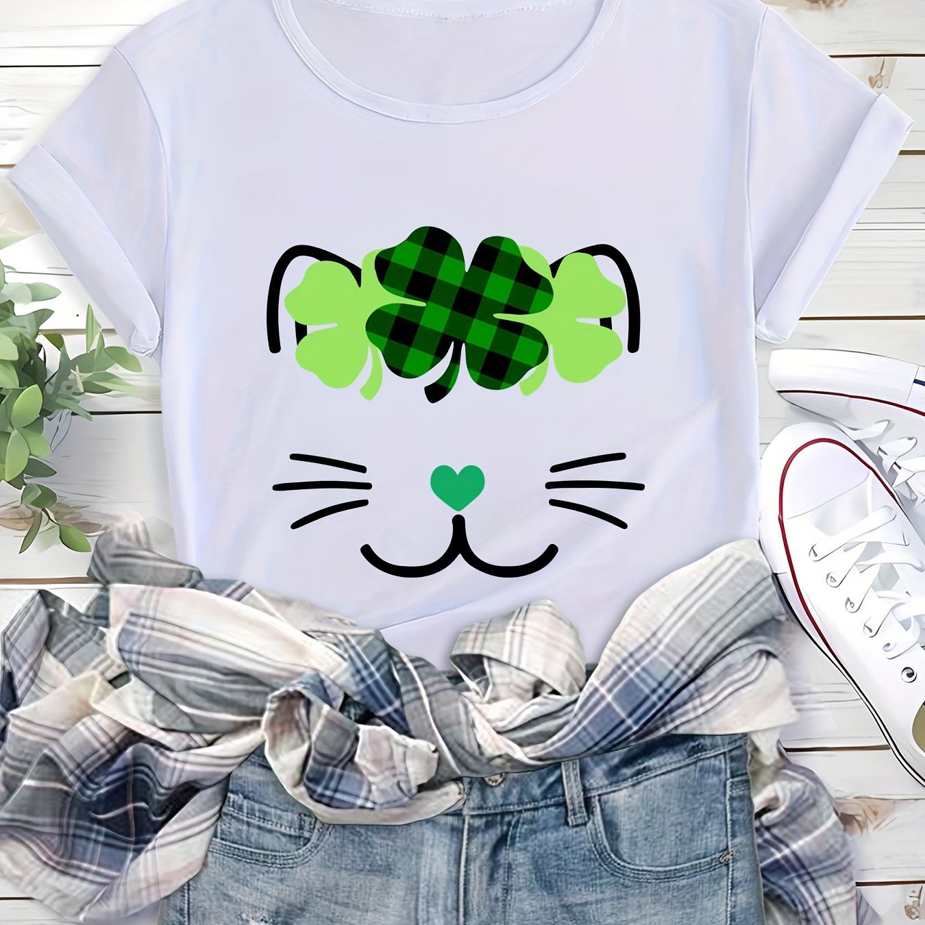 

St. Patrick's Day Leaf And Cat Graphic Causal Sports T-shirt, Short Sleeves Round Neck Workout Tops, Women's Activewear