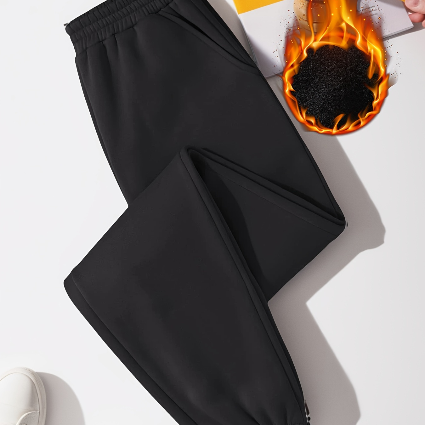 

Pantalon de sport décontracté pour femme avec doublure en noire, taille élastique, adapté à et l'hiver, pantalon long chaud, coupe idéal pour les types de corps légèrement surpondérés.