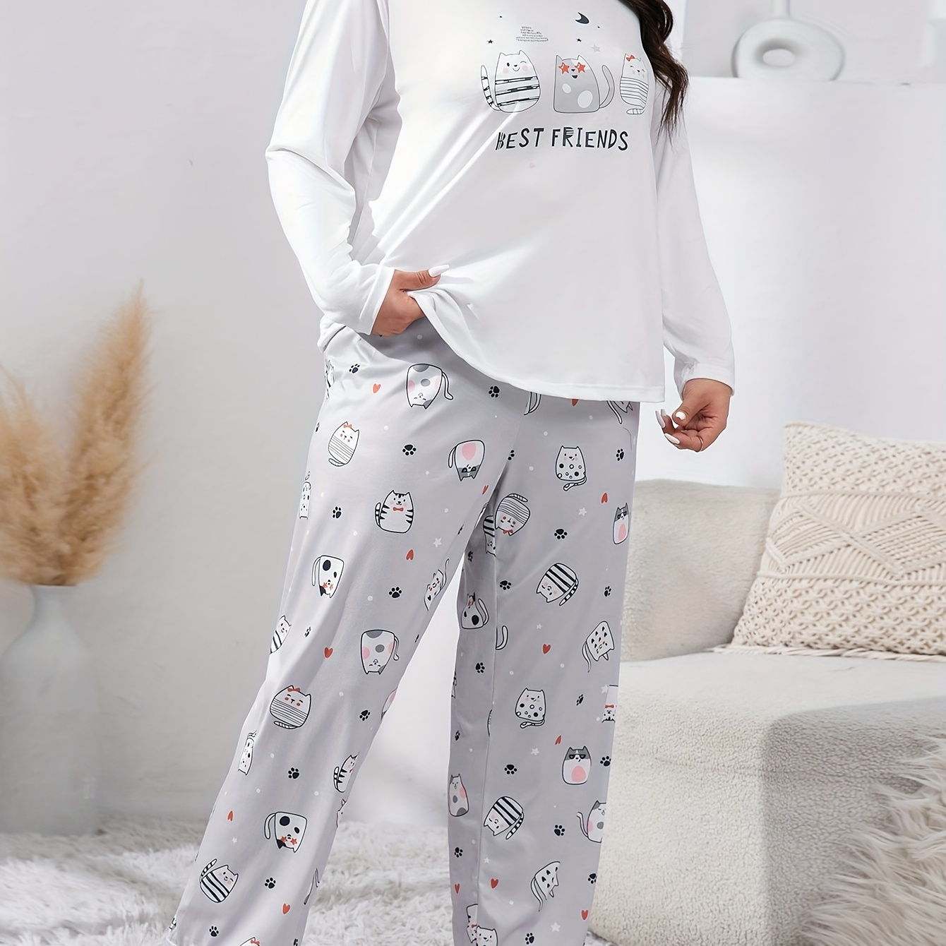 

A Sweet And Casual Two-piece Pajama Set For Women And Autumn, Featuring A Cute Cartoon Design Of With Letter Prints. The Set Includes A Long-sleeved Top And Pants, And Is In Large Sizes For Added