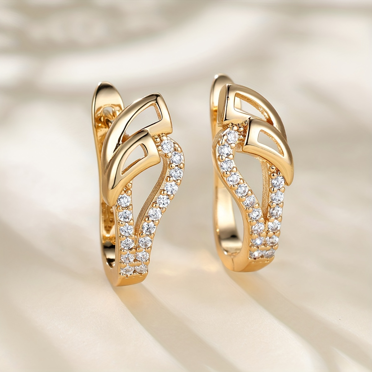 

Luxury Golden Clip On Earrings Sparkling Zircon Decor Ear Jewelry Copper 18k Gold Plated Jewelry Exquisite Female Gift