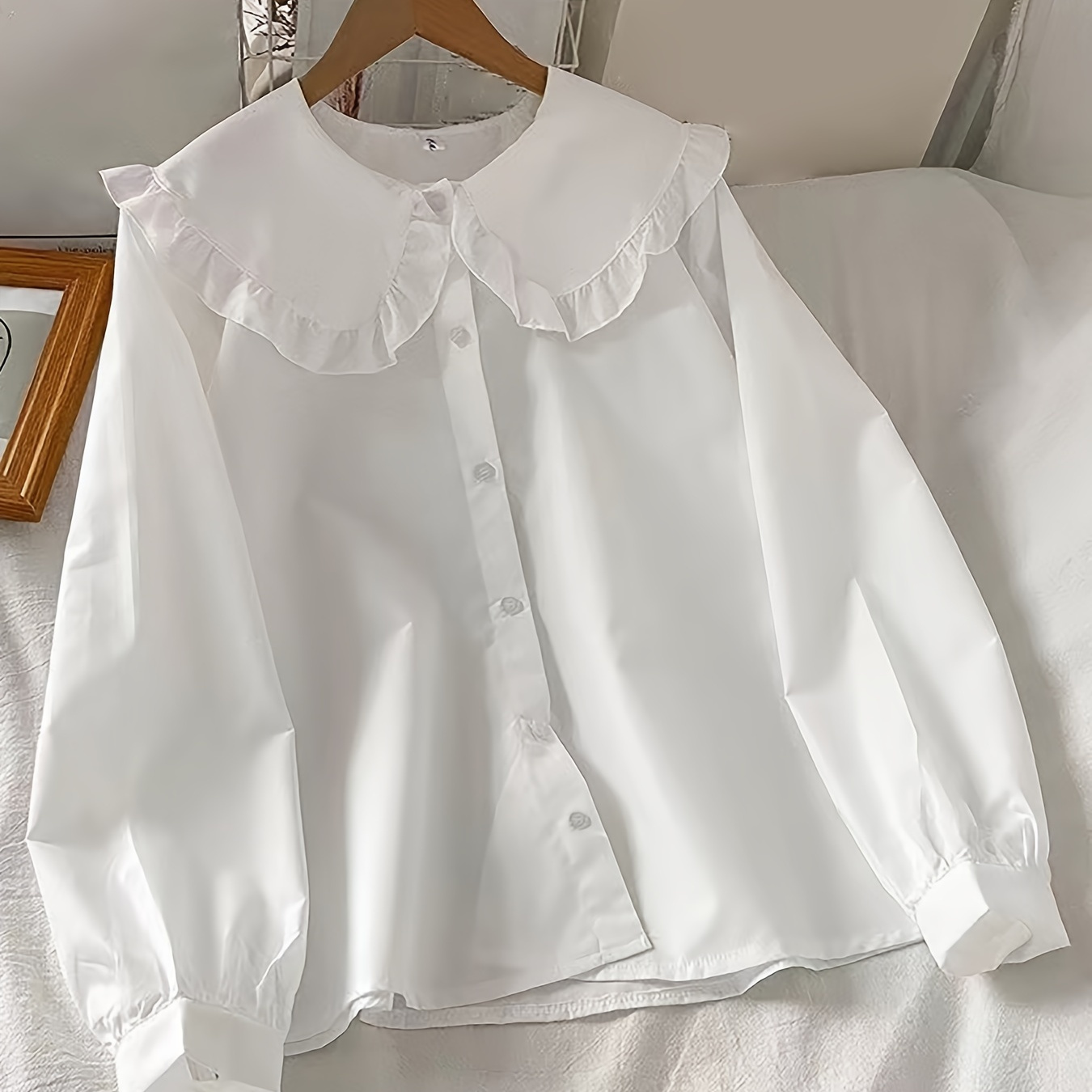 

A-14 Chemise à manches longues pour femmes avec un col poupée