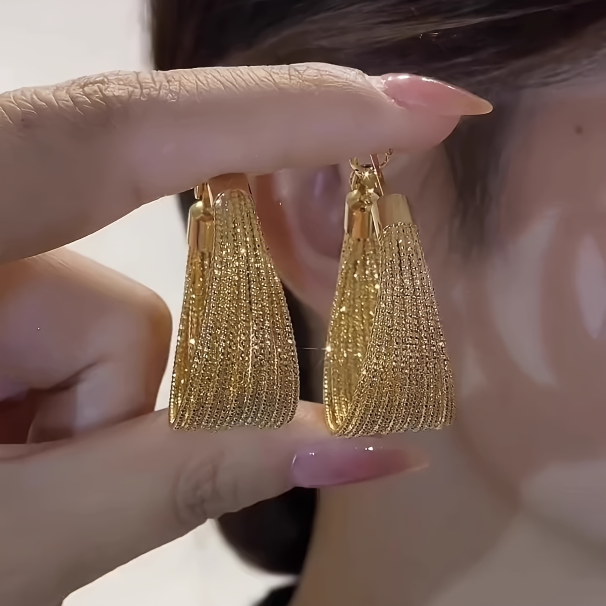 Resim Women's Hoop Earrings - Golden Everyday & Formal Jewelry, Secure Clip-On Closure, No- Elegant Circle Earrings for Parties, Office, Dates - Year-Round Minimalist Women's Fashion Accessories, Office Wear, Bohemian Chic, Lightweight Hoops, Statement Piece, Jewelry Lovers, Party Accessories, Stylish Hoops, Comfortable Wear, Trendy Women 
