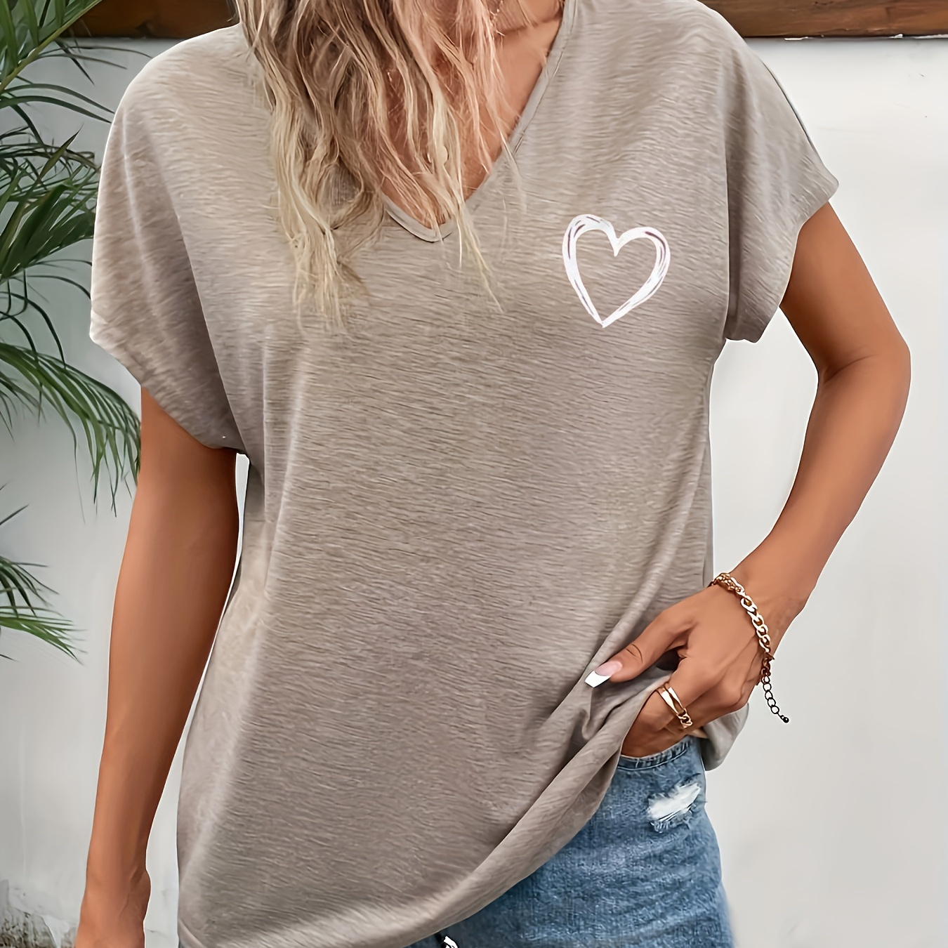 

T-shirt imprimé cœur grande taille, haut décontracté à col en V et manches courtes pour le printemps et l'été, vêtements grande taille pour femmes