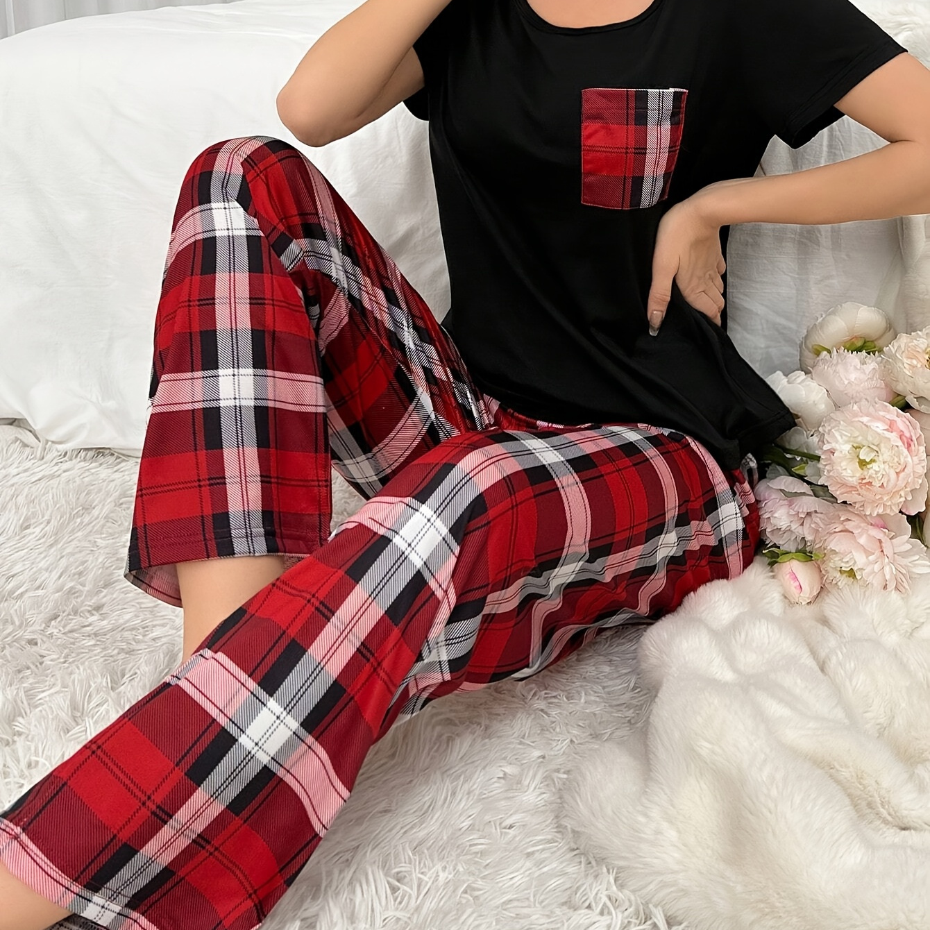 

Ensemble de pyjama décontracté à col rond pour femme - Tissu en 95 % polyester, 5 % élasthanne, pantalon de détente à carreaux rouges avec haut noir, vêtements de nuit toutes