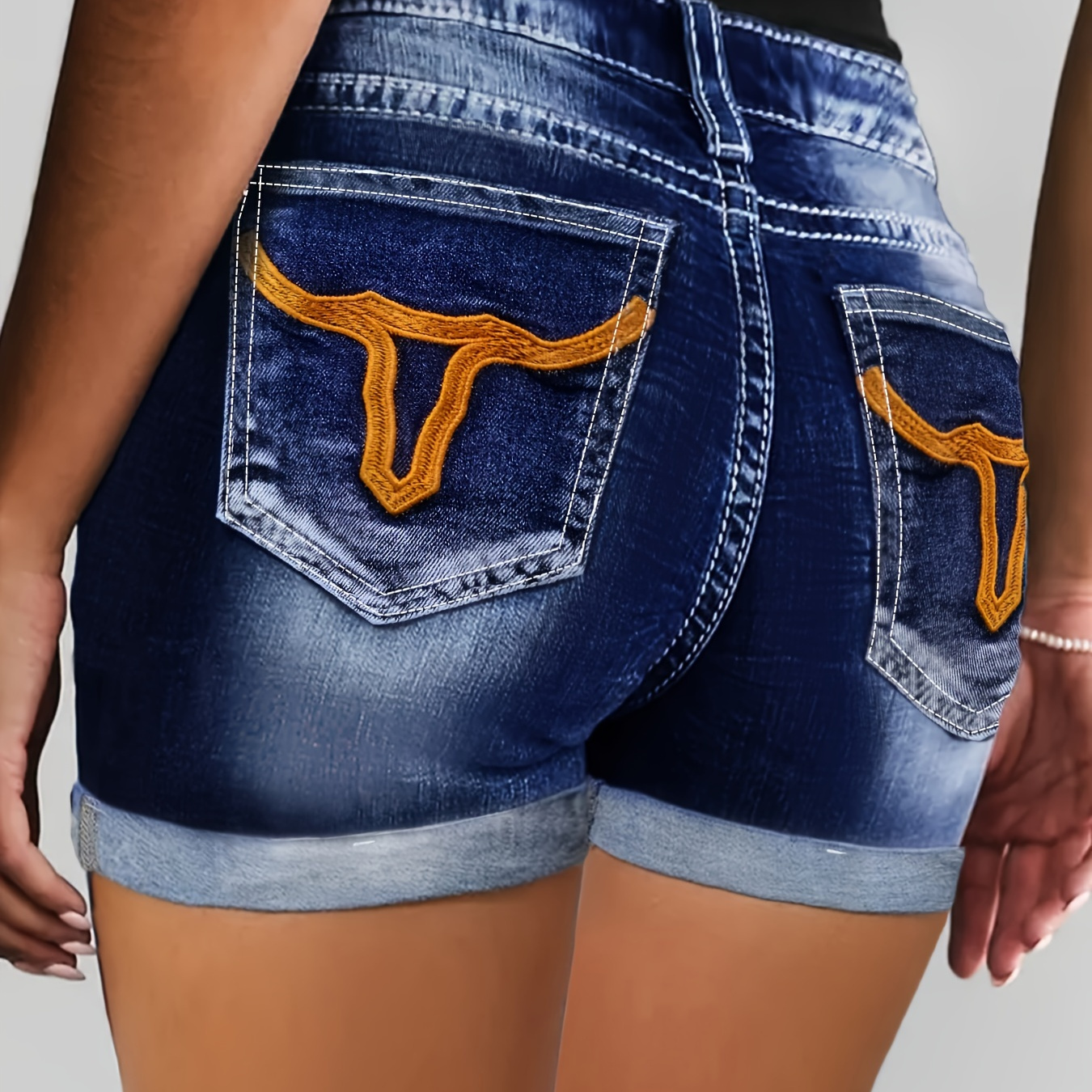

Women's High-waisted Bull Head Embroidered Pocket Cuffed Hem Washed Denim Shorts, Summer Casual Jean Shorts, Whiskered Wash High-stretch Skinny Denim, Casual Style