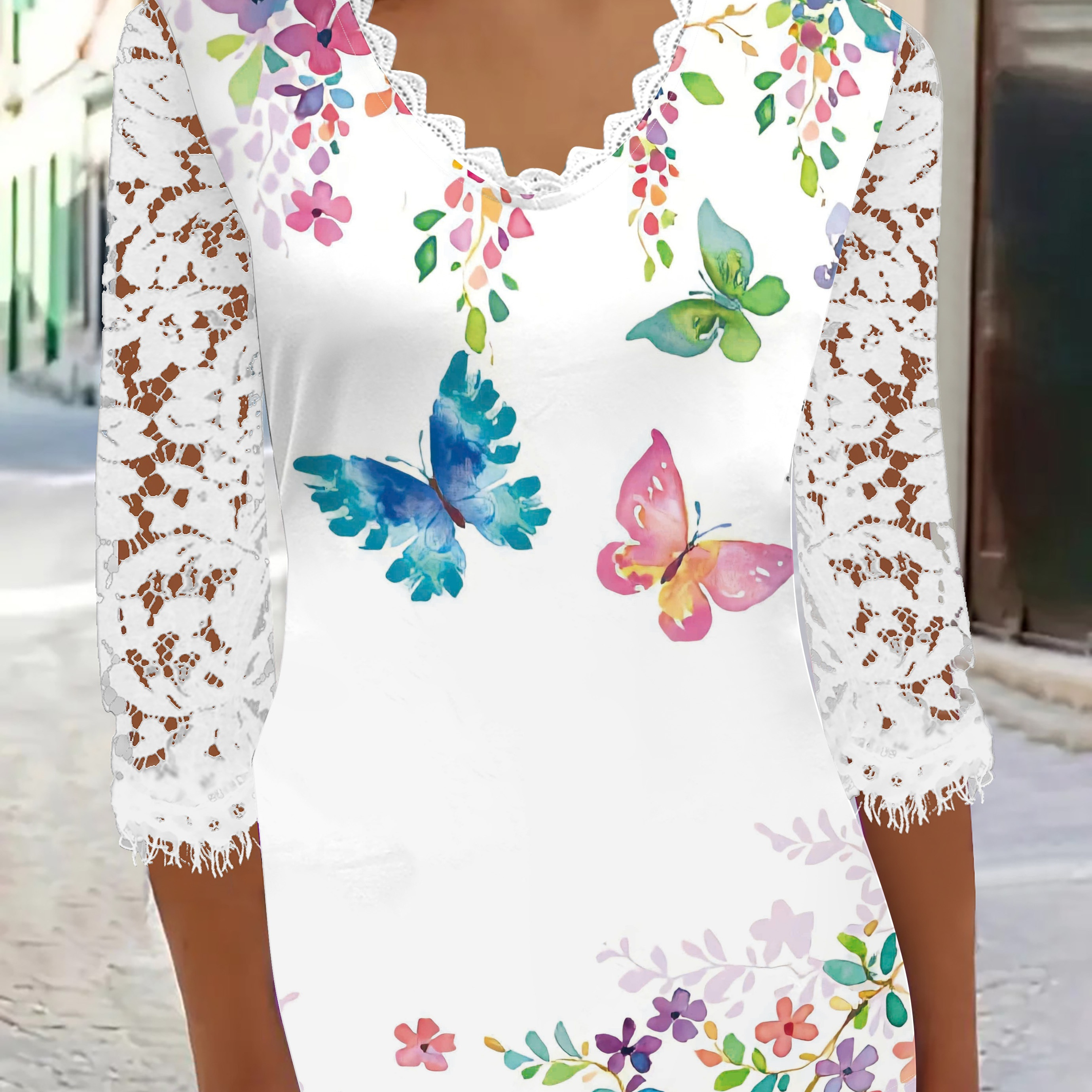 

Blouse élégante en polyester avec détails à volants, motif papillon, col en V, élasthanne pour un confort optimal, lavable en machine.