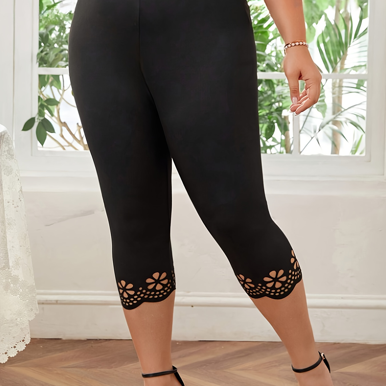 

Plus Size Solid Cut Out Hem Capris Leggings, Casual Skinny Crop Leggings For Spring & Summer, Women's Plus Size Clothing