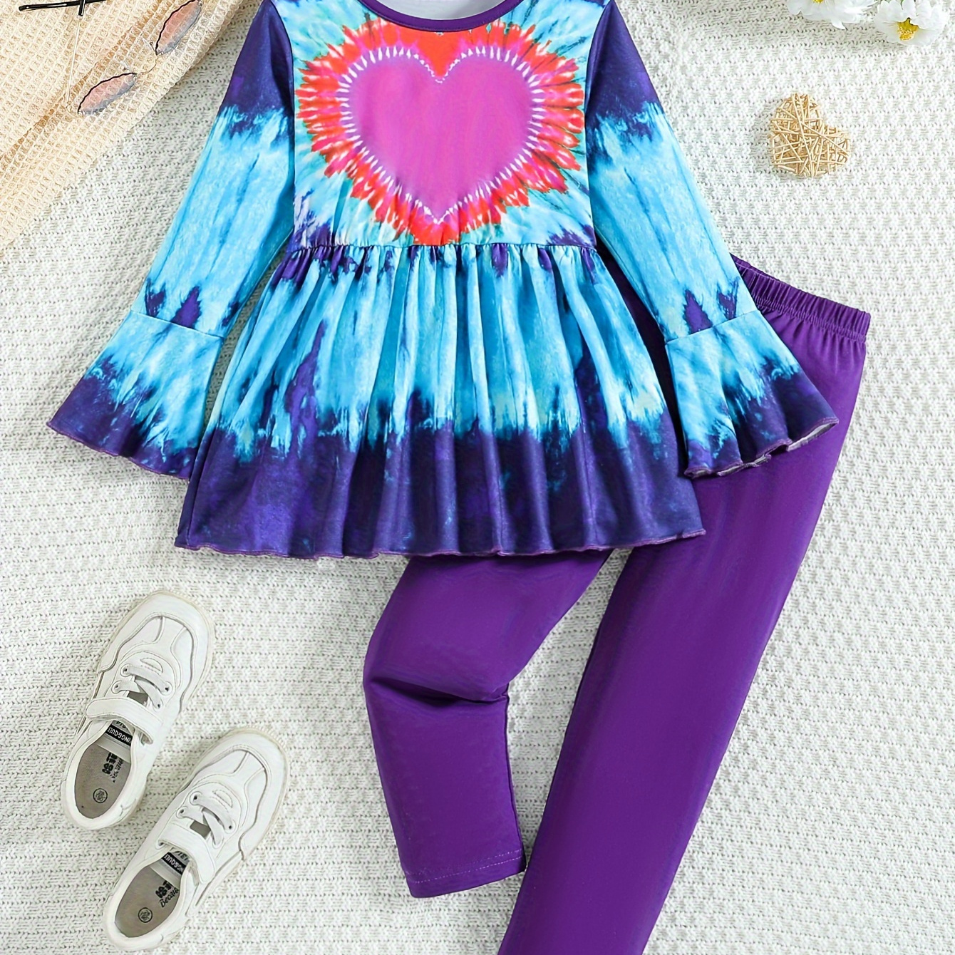 

2pcs/set Girls Tie Dye Heart Print Bell Sleeve Long Sleeve Peplum Top + Solid Color Trousers Casual Set