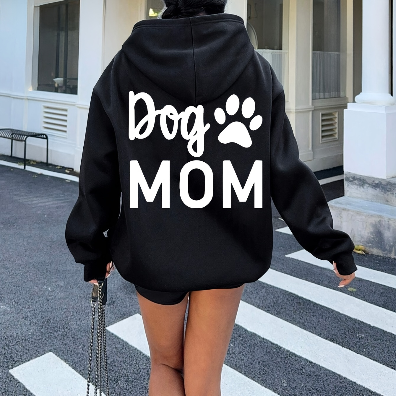 

1pc Sweat à capuche en polyester décontracté pour femmes avec lettres "Dog Mom" et imprimé de pattes, pull à manches longues avec poche, sweat à capuche en pour /hiver