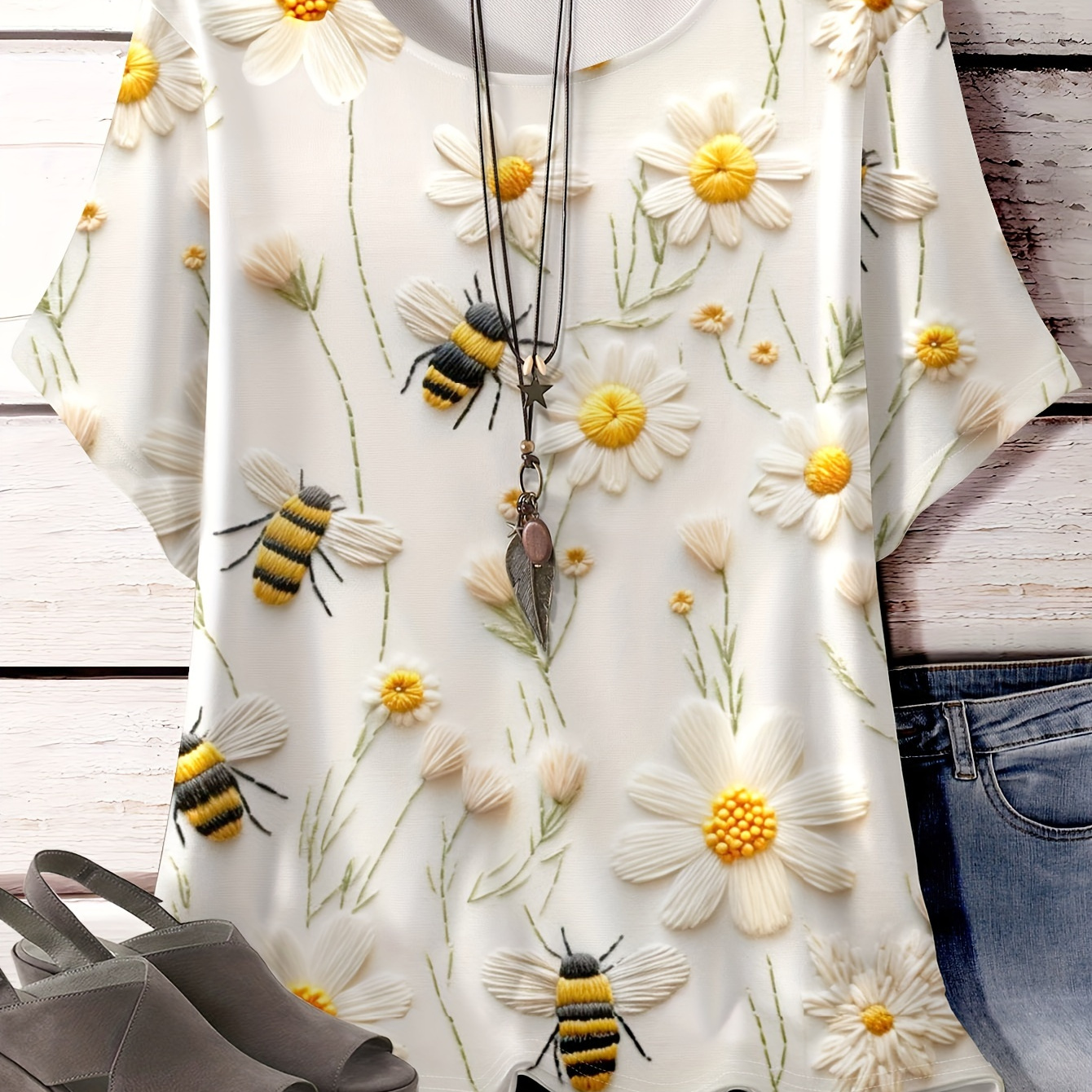 

Plus Size Bee & Floral Print T-shirt, Casual Crew Neck Short Sleeve Top For Spring & Summer, Women's Plus Size Clothing