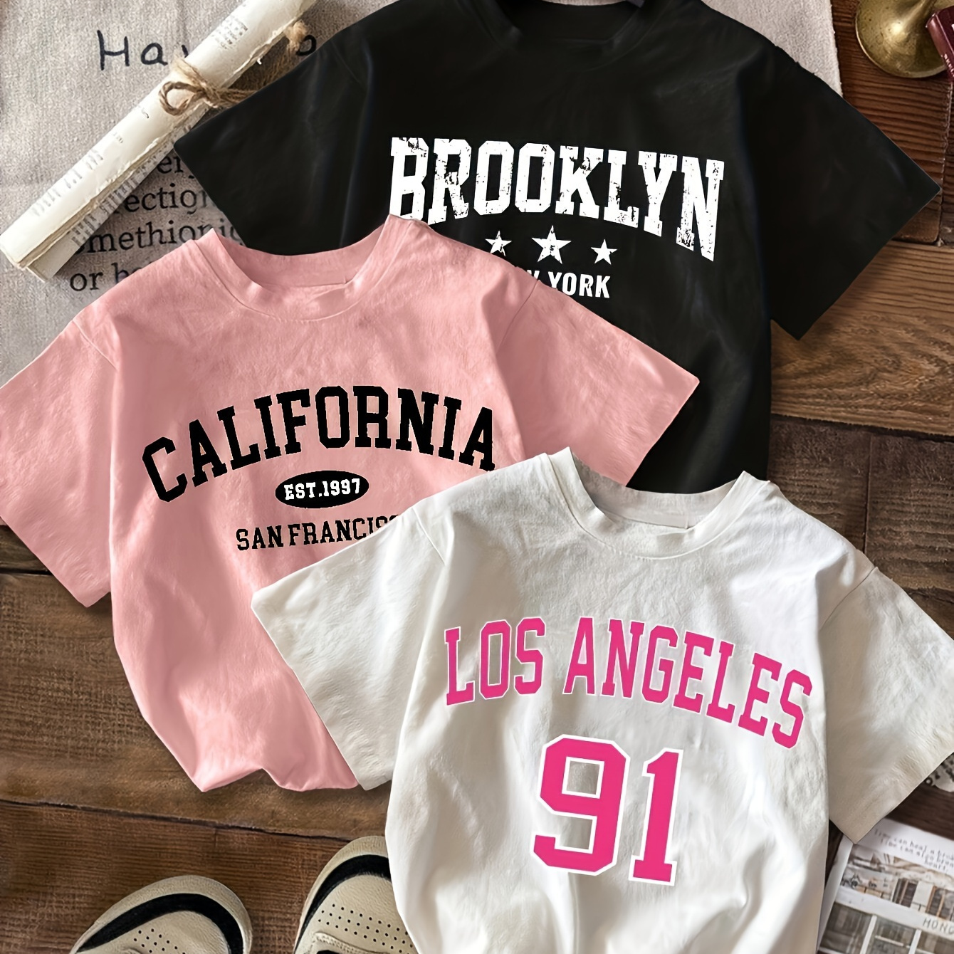 

3 t-shirts décontractés grande taille pour femmes, hauts courts en polyester à col rond avec une légère élasticité, imprimé alphabet, avec des monogrammes , , Los Angeles Designs pour toutes les