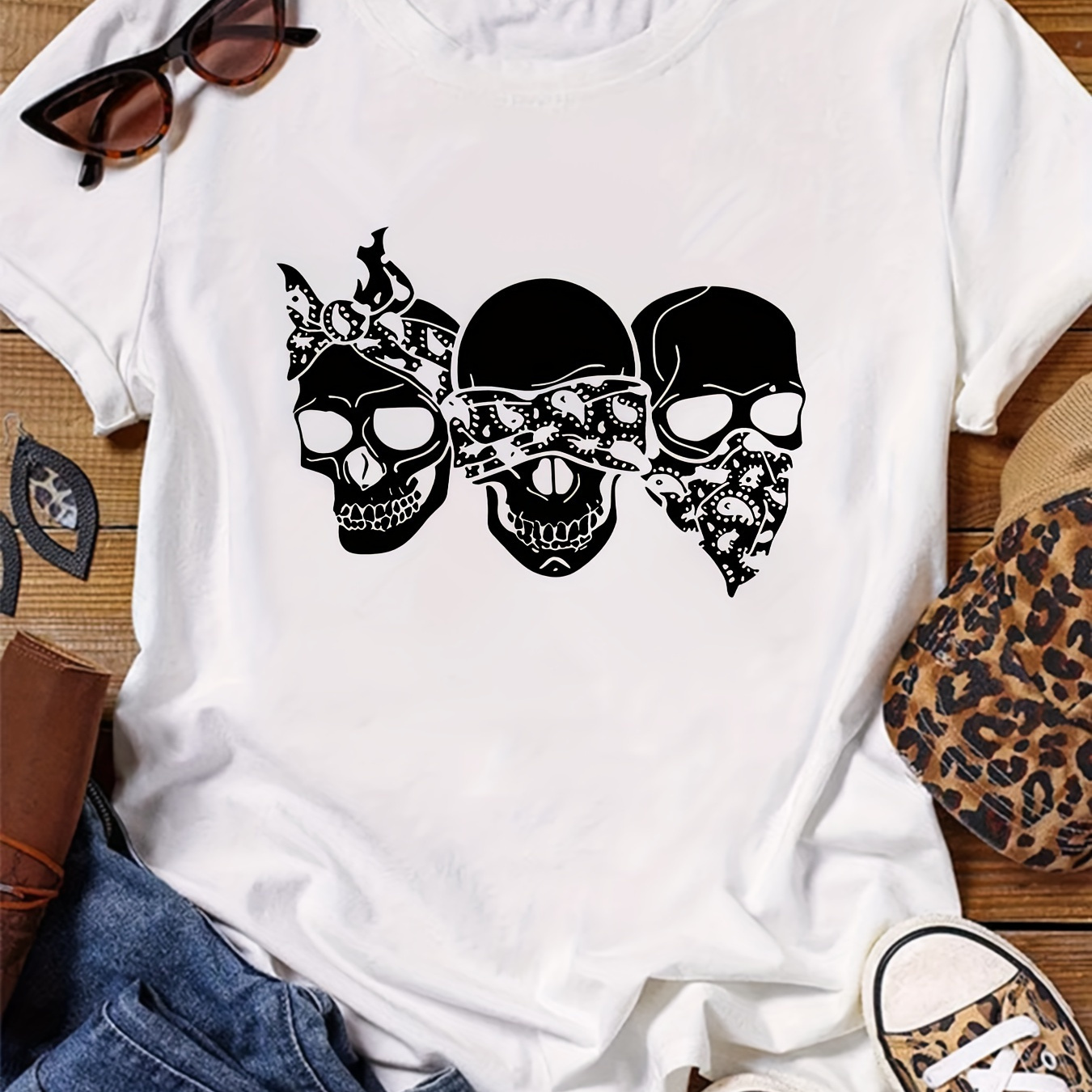 

Fashionable T-shirt With A Round Neck Featuring Skulls.