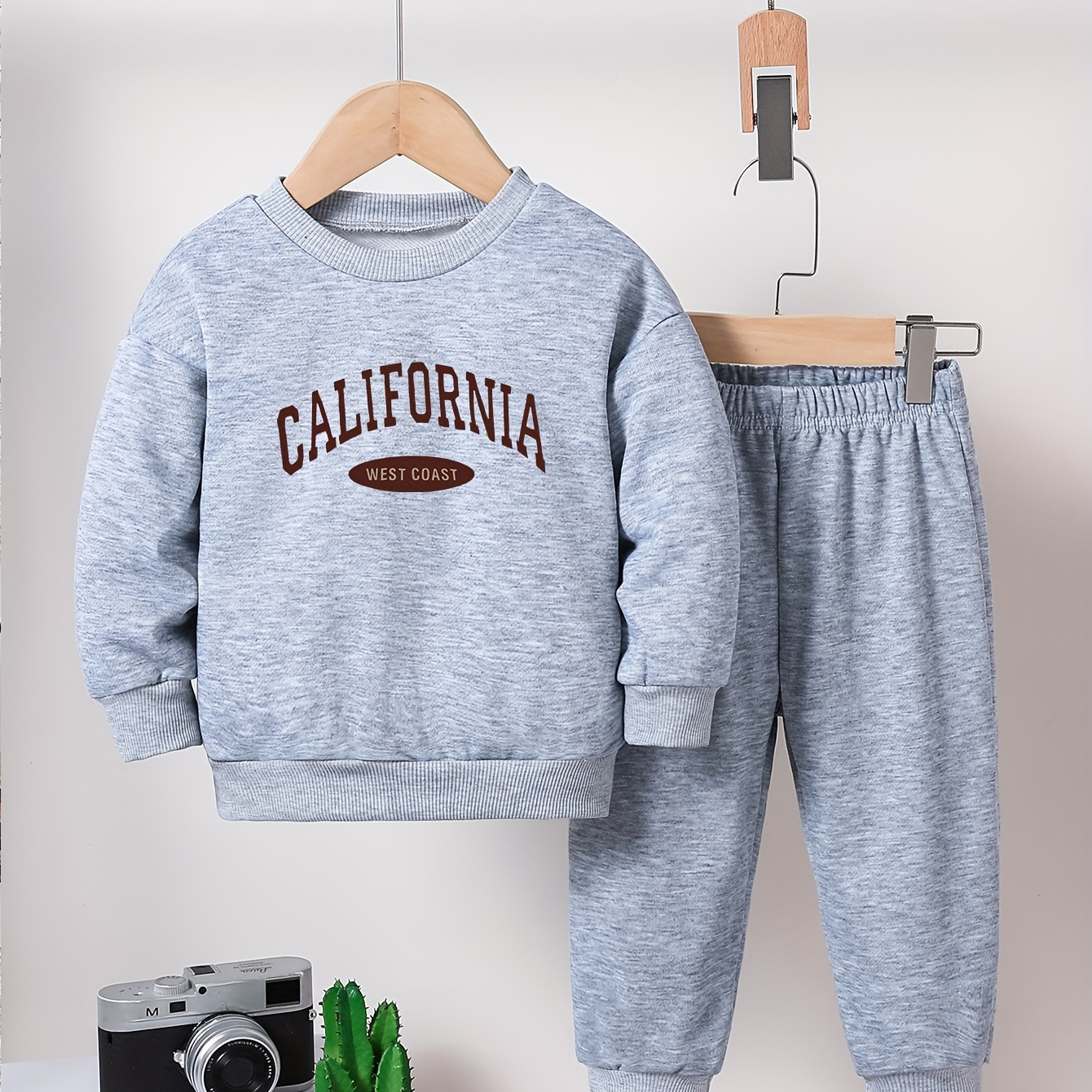 

2pcs Girls' Fashion Casual Outfit Set, Comfortable Skin-friendly Polyester, Letter Print Long Sleeve Sweatshirt And Casual Pants, Regular Fit, Knit Fabric, Autumn/