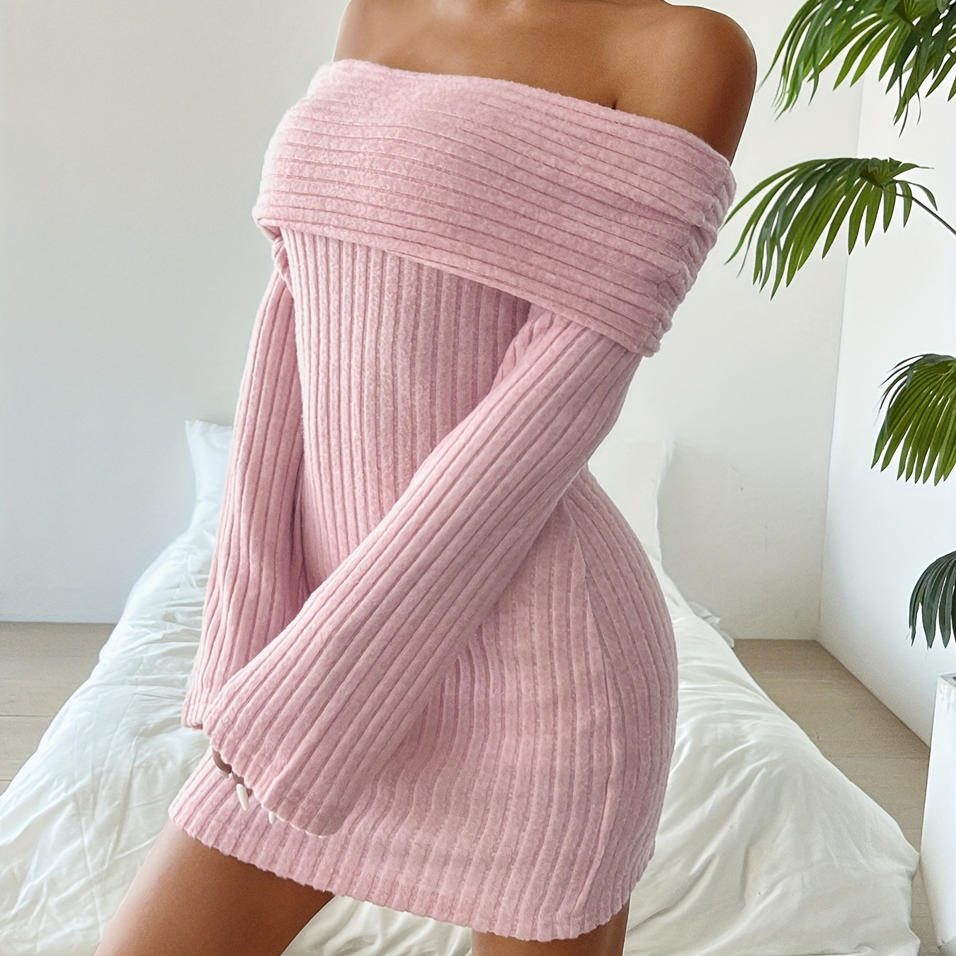 

Robe longue en de polyester sexy à manches longues avec détail épaules dénudées/une épaule, couleur unie pour adultes