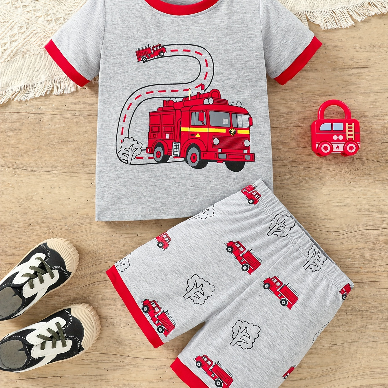 

Ensemble Pyjama 2 Pièces Pour Tout-petits Garçons, Motif Camion De Pompiers, T-shirt À Manches Courtes Et Col Rond + Pantalon Court Assorti, Vêtements De Détente Confortables