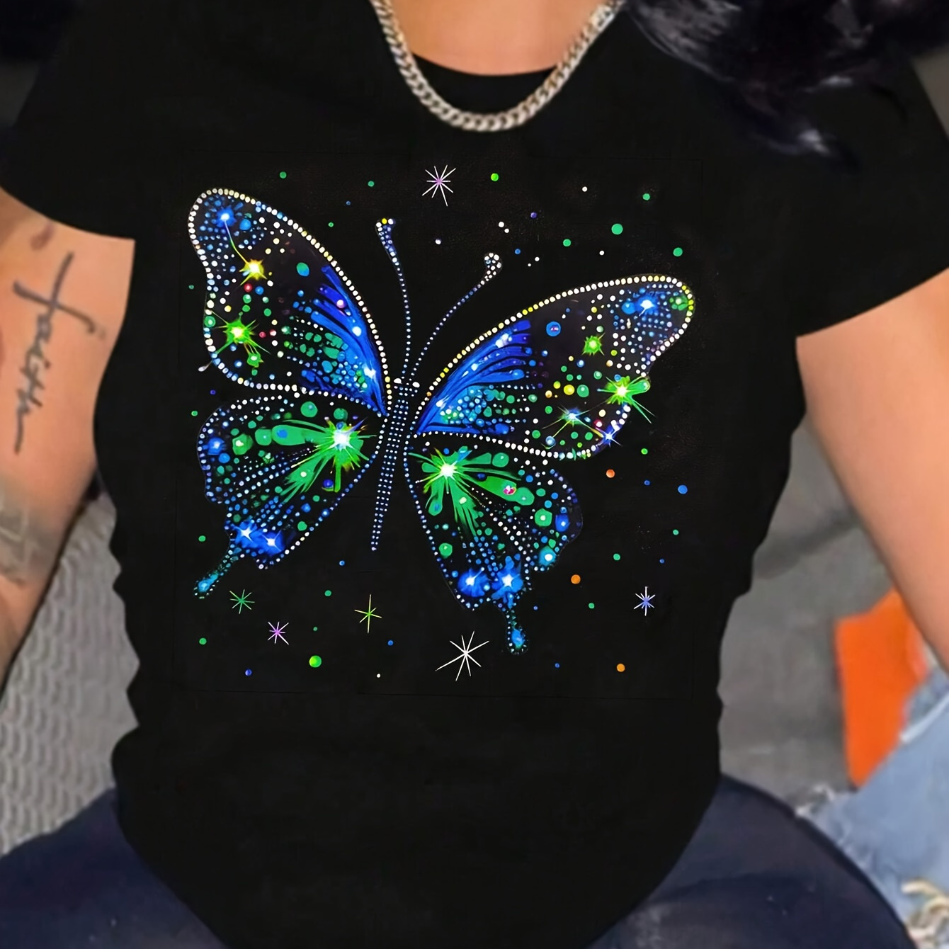 

1pc T-shirt décontracté à manches courtes pour femmes de grande taille, en polyester, avec un col rond et un design papillon en strass, en tissu tricoté, toutes .