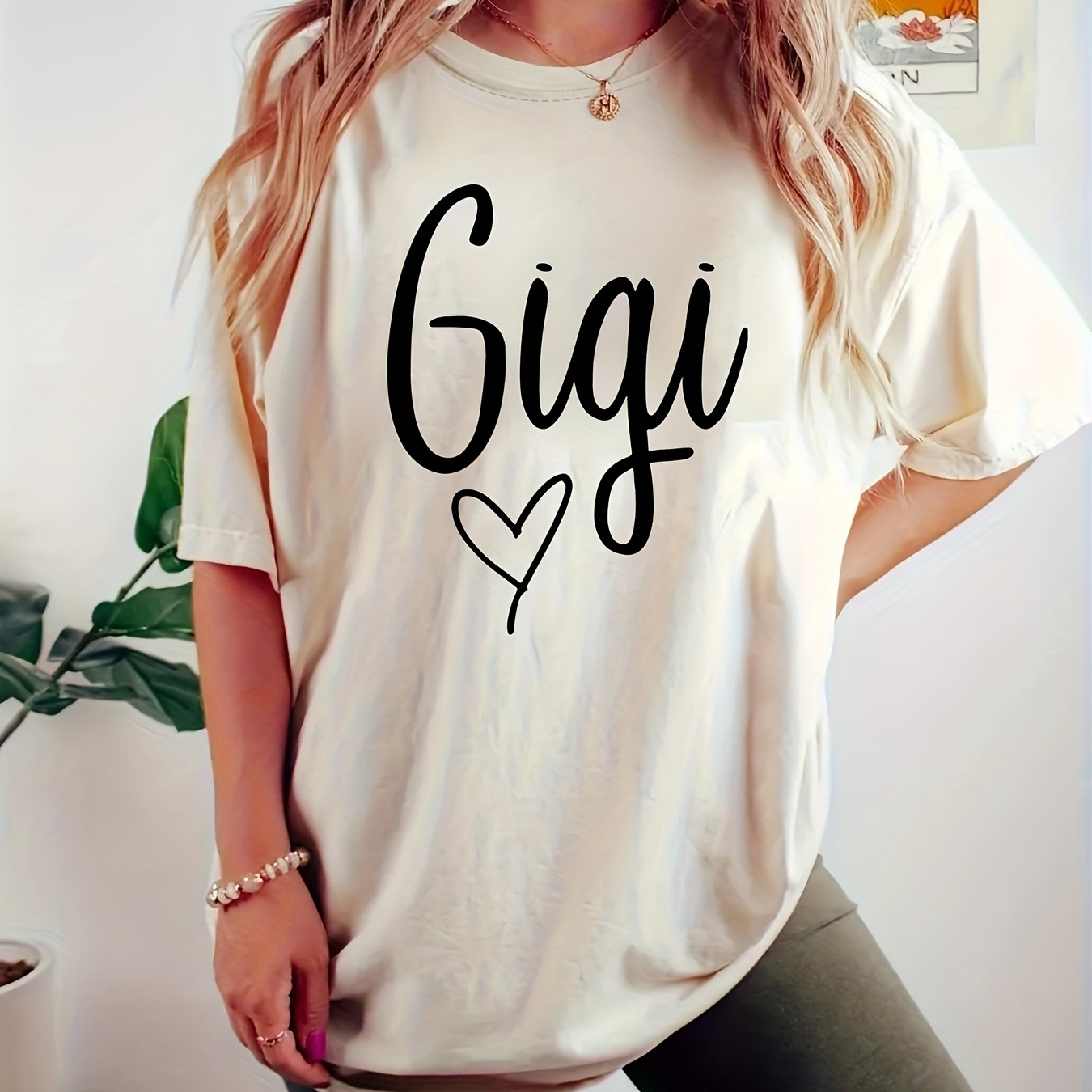 

Plus Size Gigi Print T-shirt, Casual Short Sleeve Crew Neck Top For Spring & Summer, Women's Plus Size Clothing