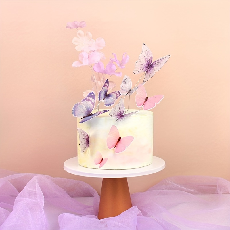 Chef de pastelaria decorando um bolo de aniversário fosco roxo com  cobertura de texto polvilha pérolas e borboletas