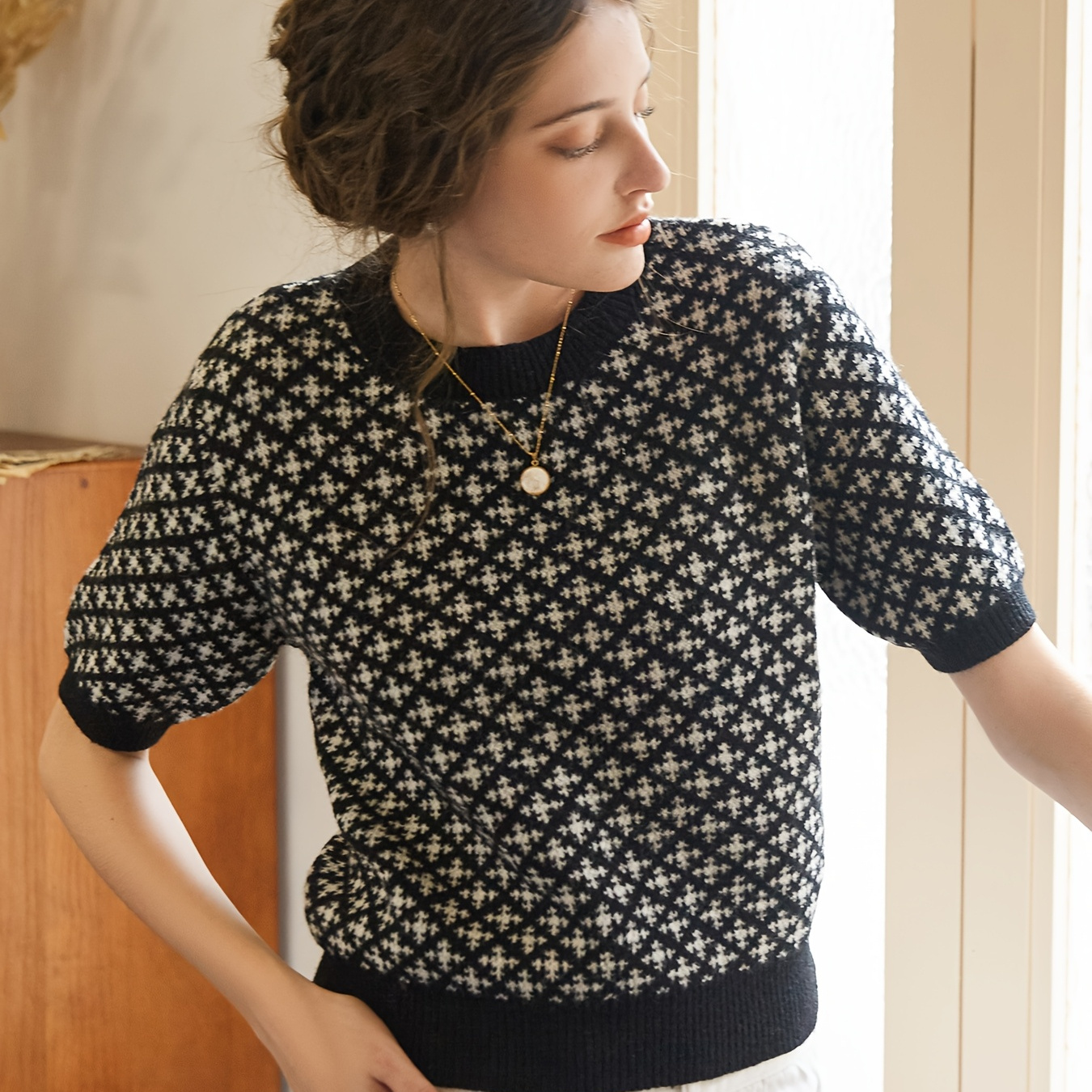 

Women's Short-sleeve Round-neck T-shirt With A Floral Pattern, Knitted In A French Style, Suitable For Commuting And Autumn, Featuring A Loose Fit With Contrasting Colors.