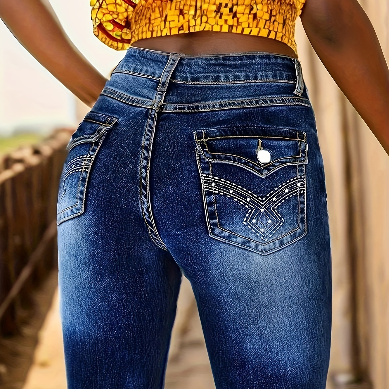 

Jean en denim taille haute pour femme avec poches brodées, coupe stretch, mélange coton polyester, style décontracté, taille haute, fermeture éclair, vêtement décontracté