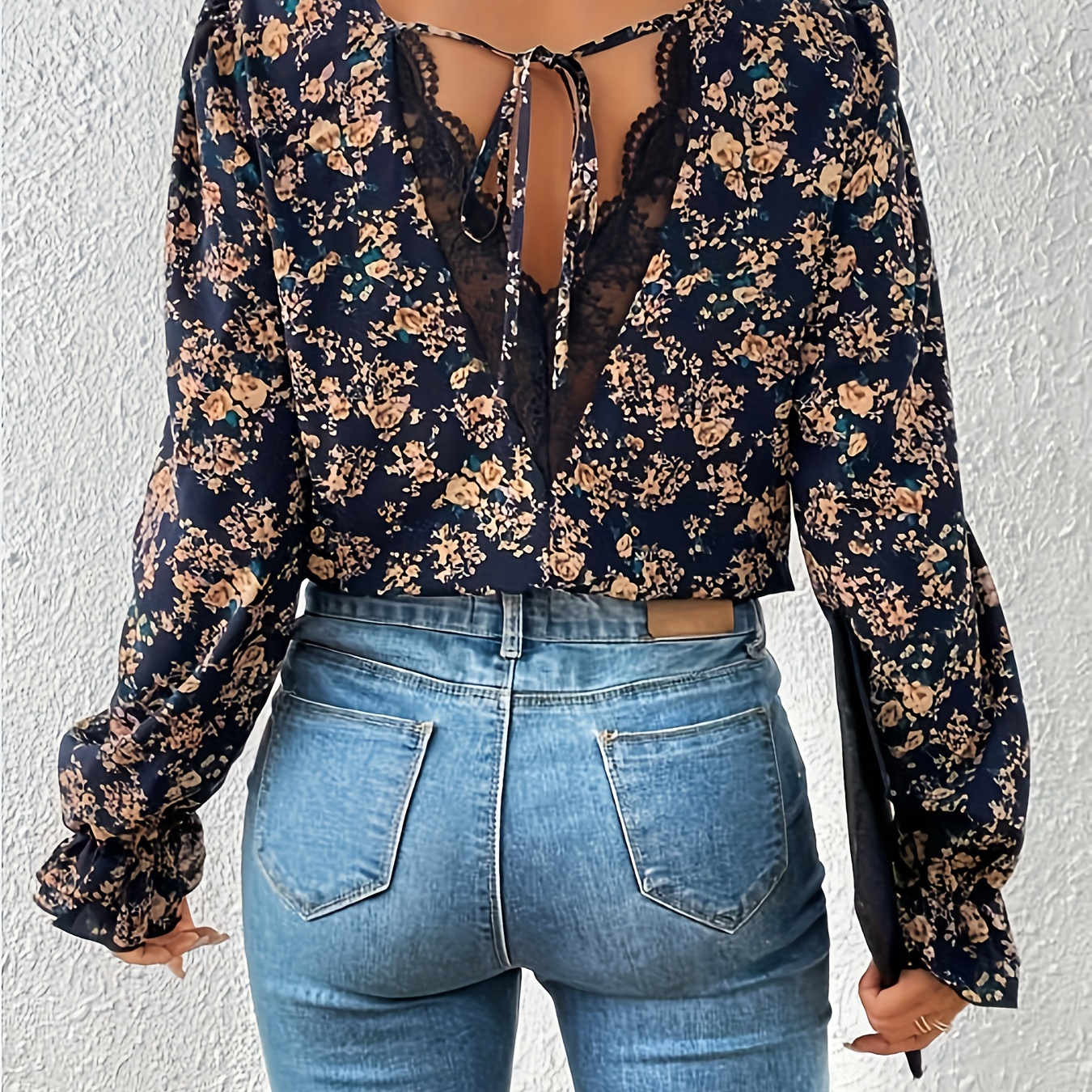 

Chemise en dentelle à imprimé floral orientée vers la