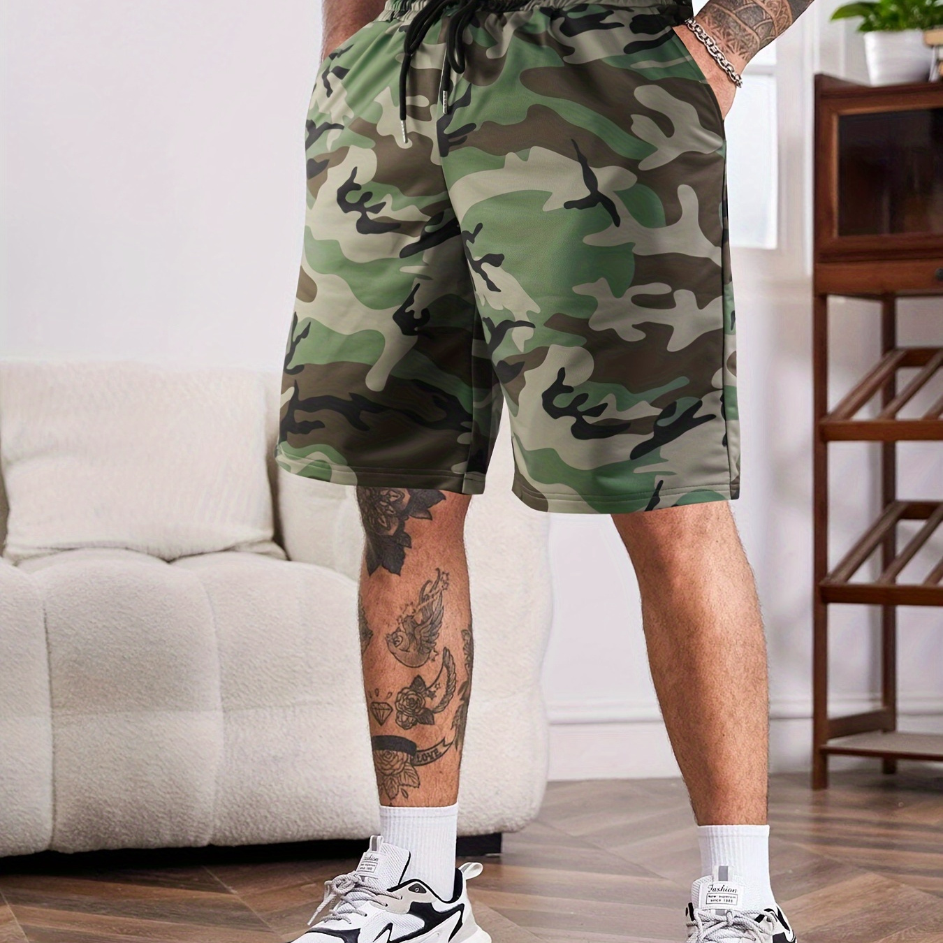 

Pantalon court ample pour homme avec motif camouflage, longueur genoux, cordon de serrage et poches, idéal pour les activités estivales de plein air et le sport.