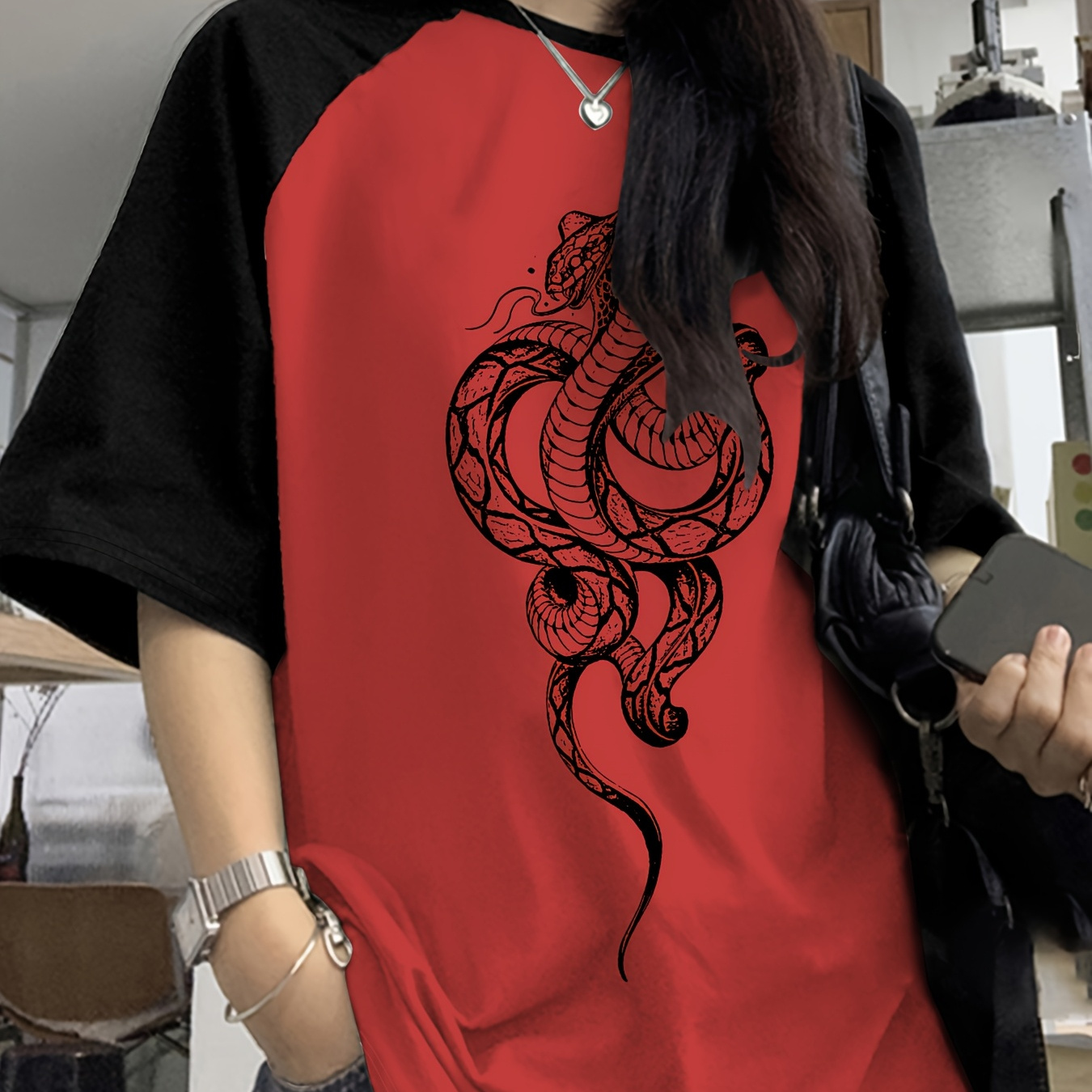 

1pc Women's Casual Polyester T-shirt With Snake Graphic Print, Crew Neck, Short Sleeve, Knit Fabric, Animal Pattern, Regular Length, Top