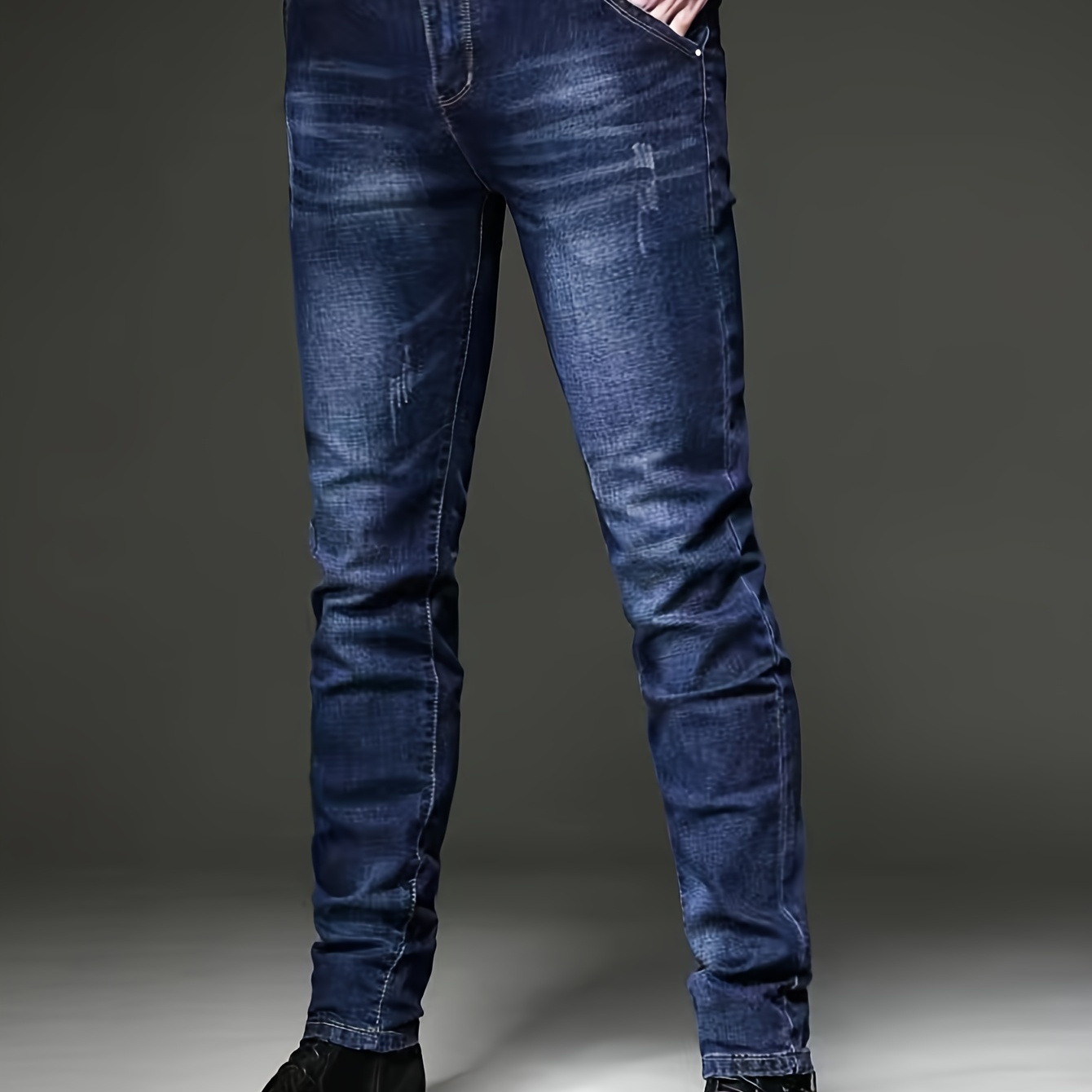 

Pantalon en denim extensible à jambe droite pour homme, jean au design pour homme, polyvalent pour les tenues professionnelles et décontractées.