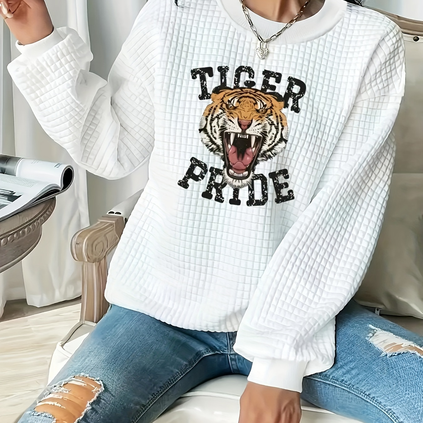 

Women's Tiger Neck Sweatshirt, Casual Long Sleeve Pullovers, 95% Polyester 5% Elastane, Slight Stretch Knit Fabric, Animal Pattern, Regular Length, For Fall/winter - 240gsm