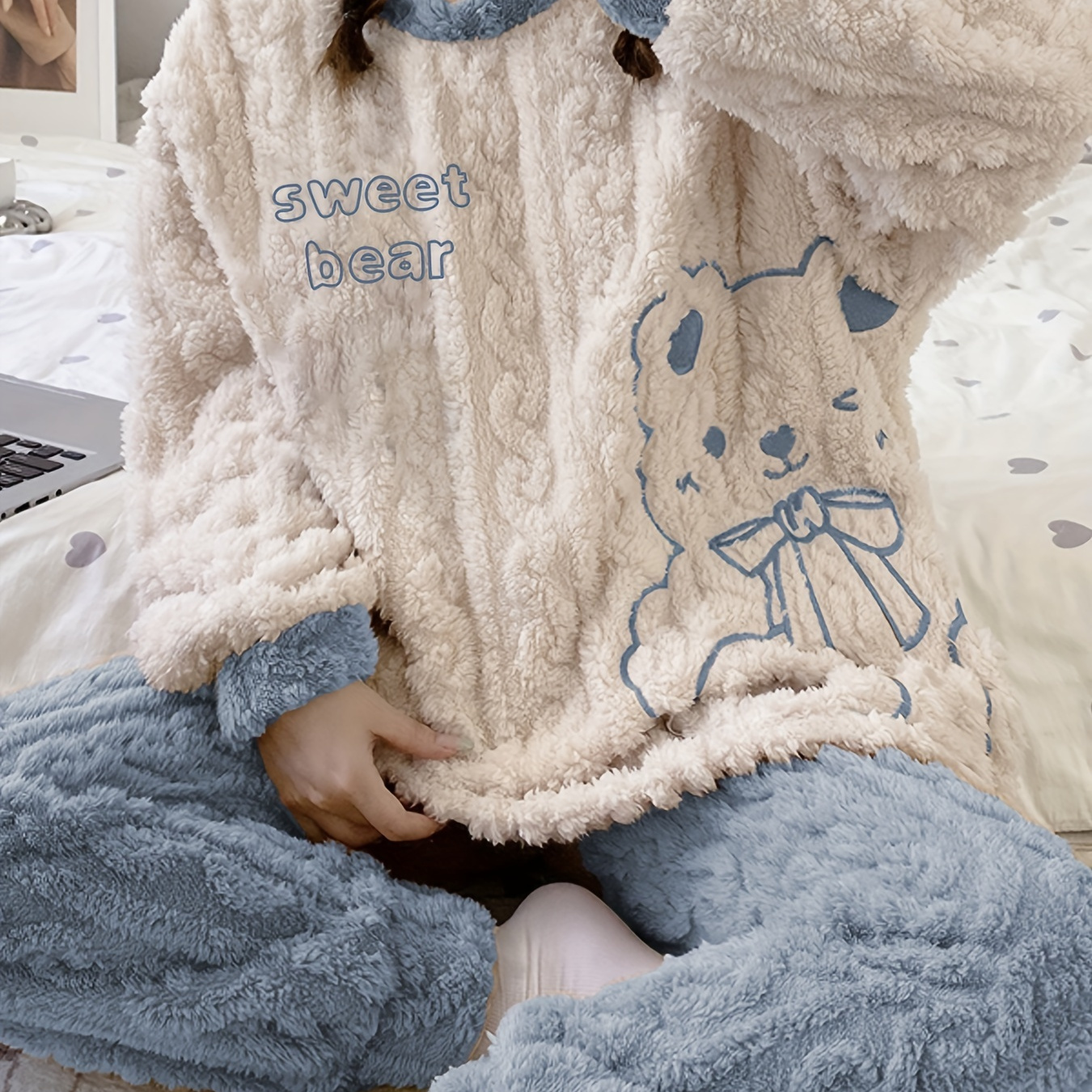 

Cozy Teddy Bear Embroidered Fleece Pajama Set For Women - Cute Long Sleeve Round Neck Top & Pants, Soft Polyester, Non-transparent - Winter