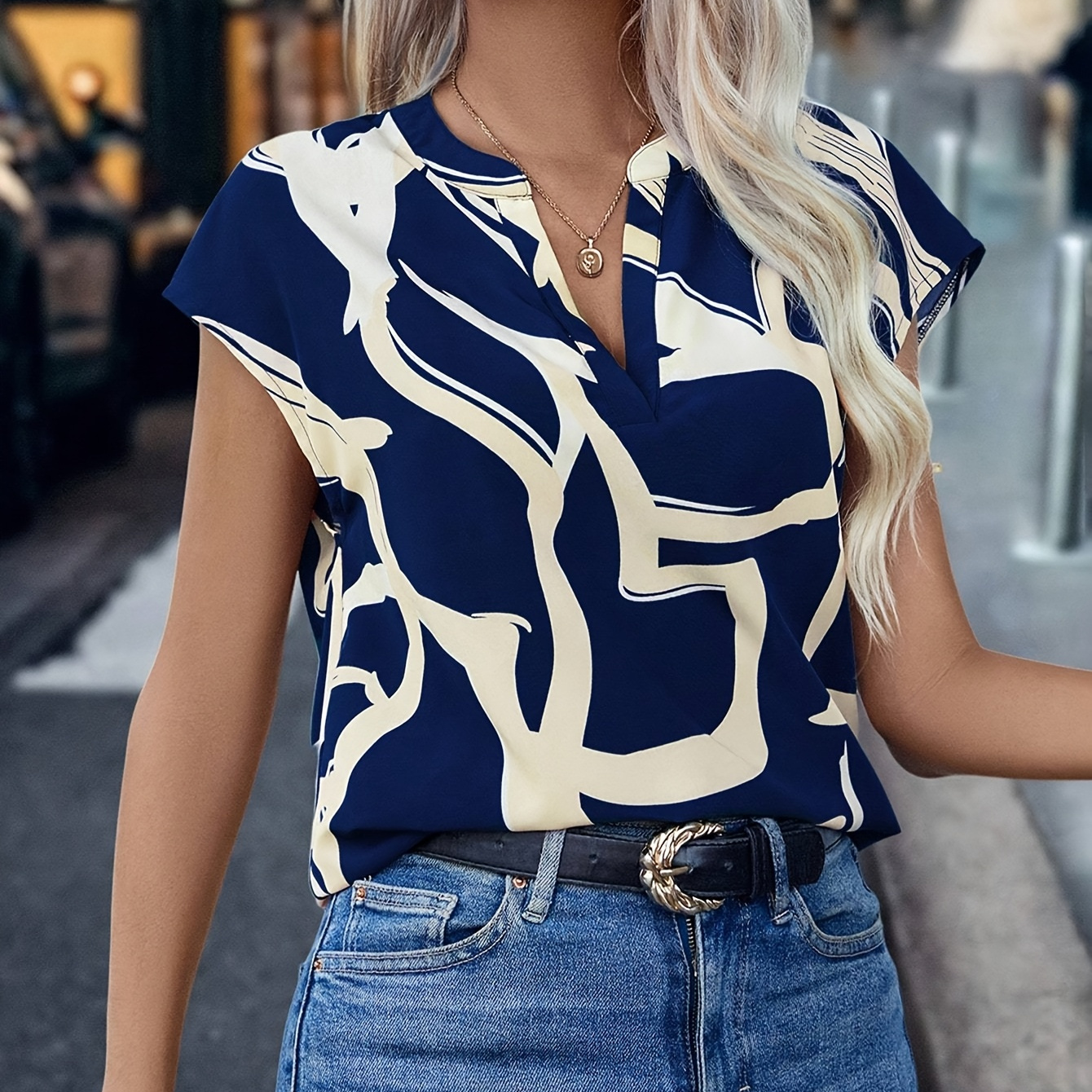 

[1pc Elegant Notched Collar Print Blouse] Elegant Women's Notched Collar Print Blouse, 100% Polyester, Woven Shirt With Abstract Pattern