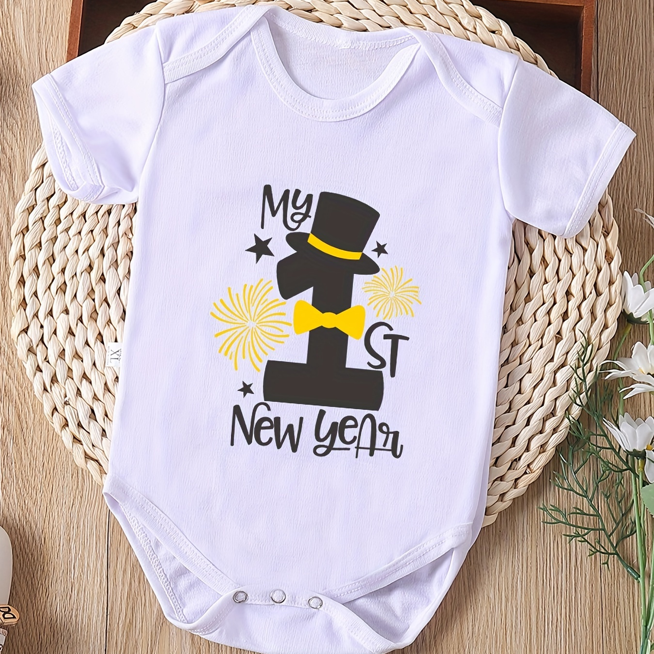 HAPPY NEW YEAR New Year Pattern New Baby Onesie, Short Sleeve Newborn Bodysuit, Pregnancy Gifts Triangle Onesie For Baby Boys And Girls