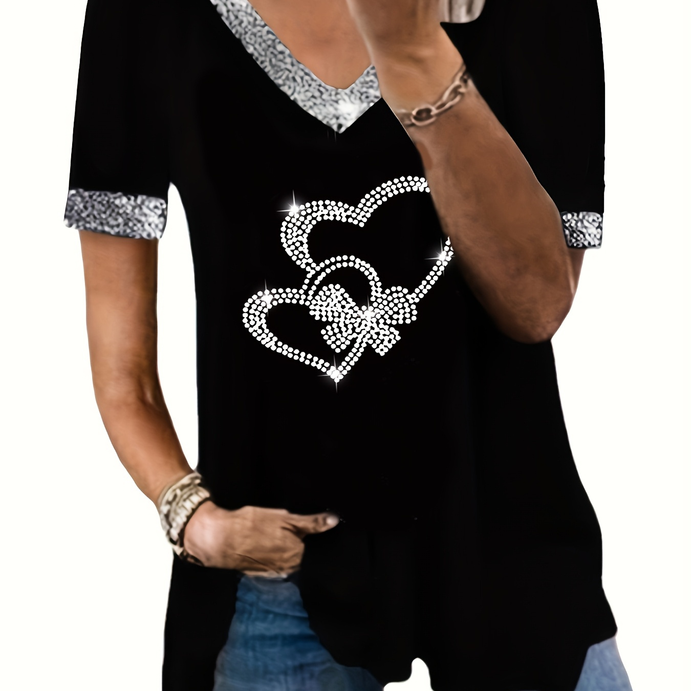 

T-shirt élégant à col en V pour femme avec cœur en strass et détail nœud, haut en polyester d'été à manches courtes, tee-shirt de longueur régulière pour dames