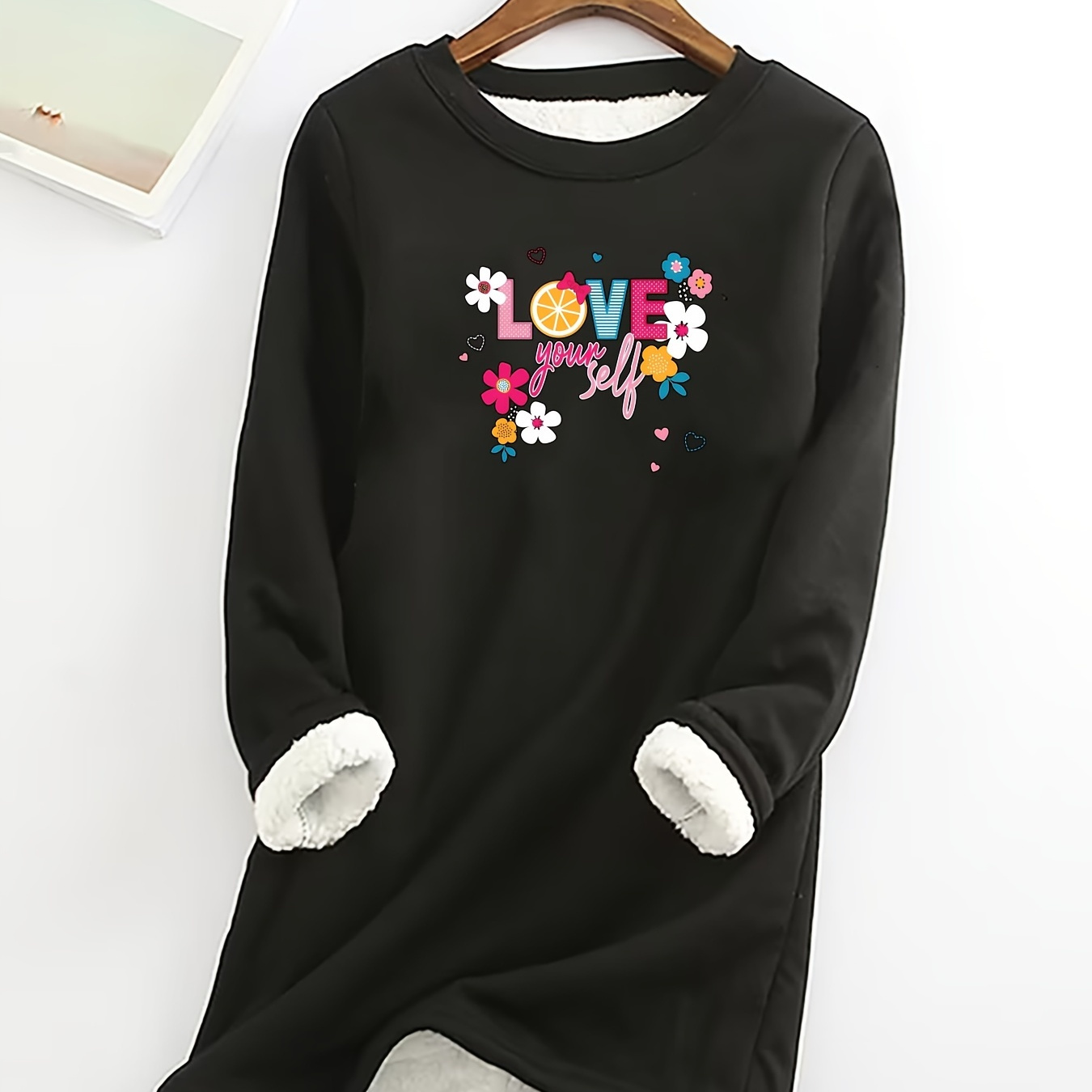 

Top de Pyjama pour Femmes à Manches Longues Doublé en - Chaud, Épais en Polyester avec Imprimé Coloré "LOVE" & Floral, Col Rond, Lavable en Machine - pour le Confort