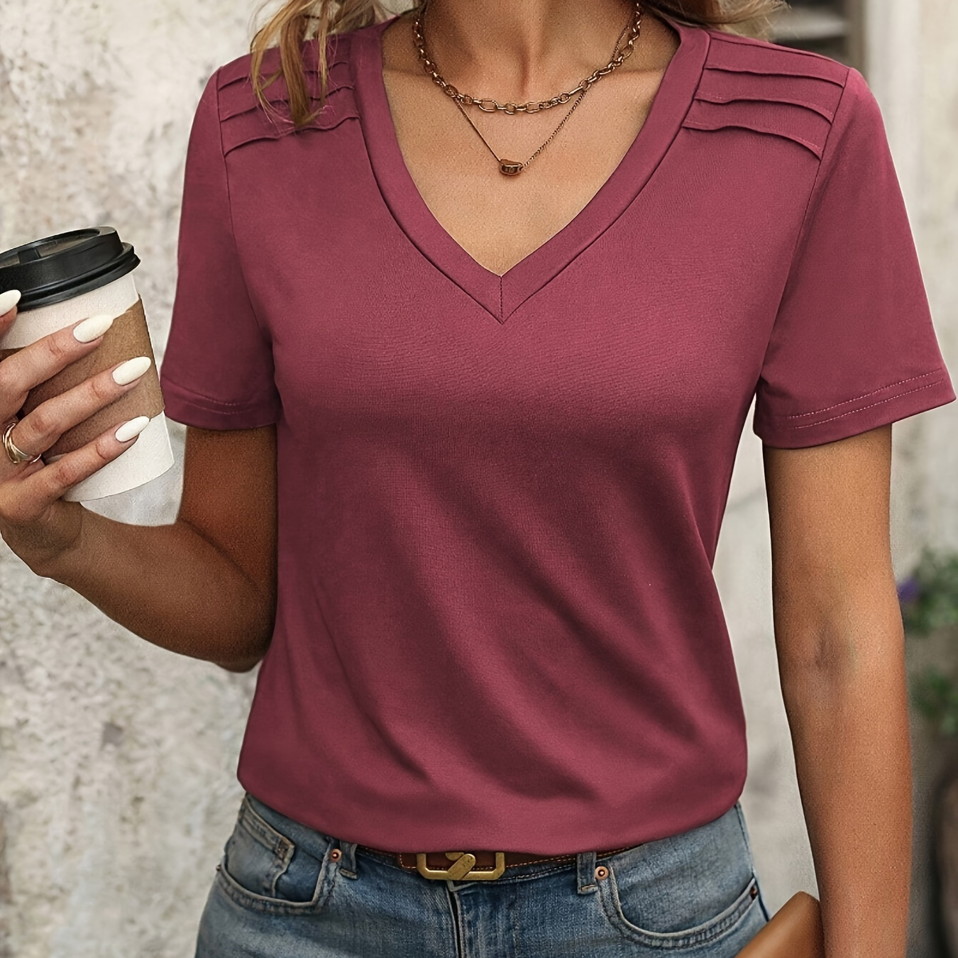 

T-Shirt Décontracté Élégant pour Femmes en Été avec Col en V en Marron - Couleur Unie, Manches Courtes, Mélange de Polyester Extensible, Lavable en Machine, avec Détail au Col