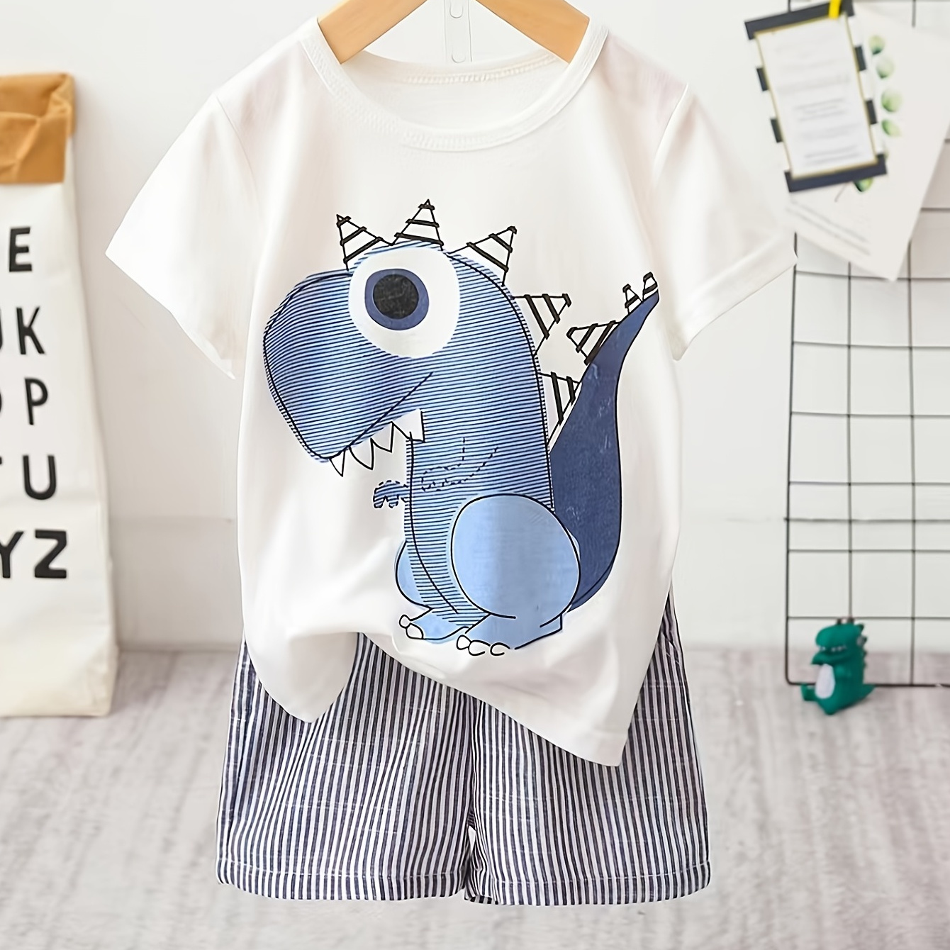 

2pcs Boys Cute Dinosaur Graphic Print Round Neck T-shirt & Striped Shorts Set Clothes