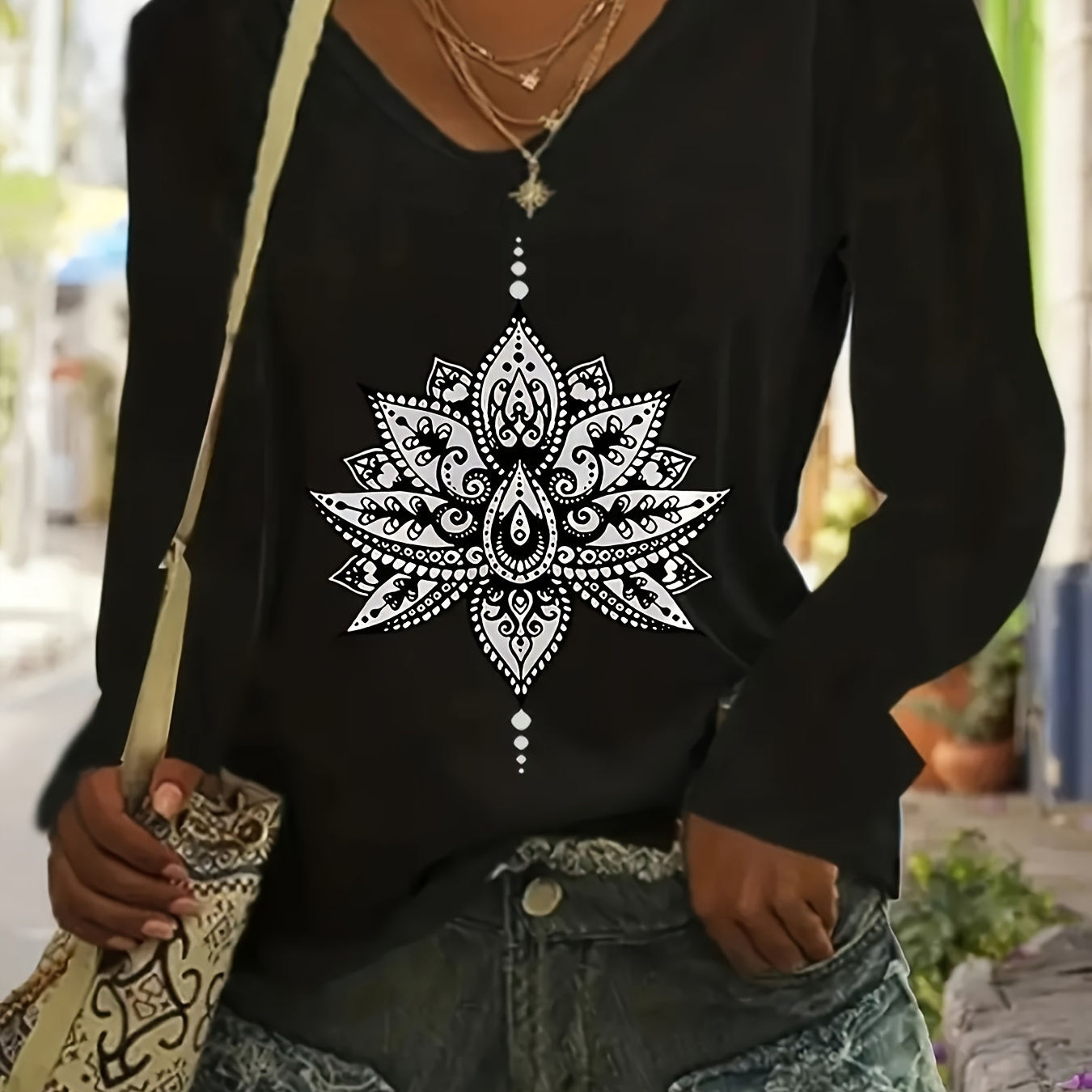 

T-Shirt à manches longues imprimé lotus mandala taille plus - Col V décontracté femme, mélange de polyester avec un d'élasticité, tee à motif floral tricoté pour toutes les