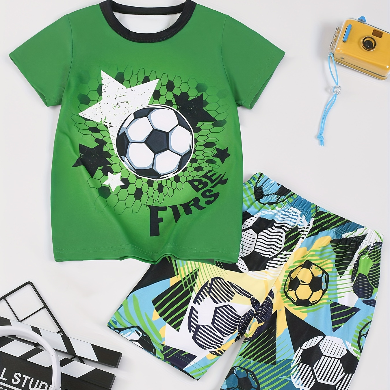 

Ensemble 2 pièces pour garçons avec imprimé de football de dessin animé, t-shirt à col rond à manches courtes + short assorti à imprimé intégral, tenue confortable.