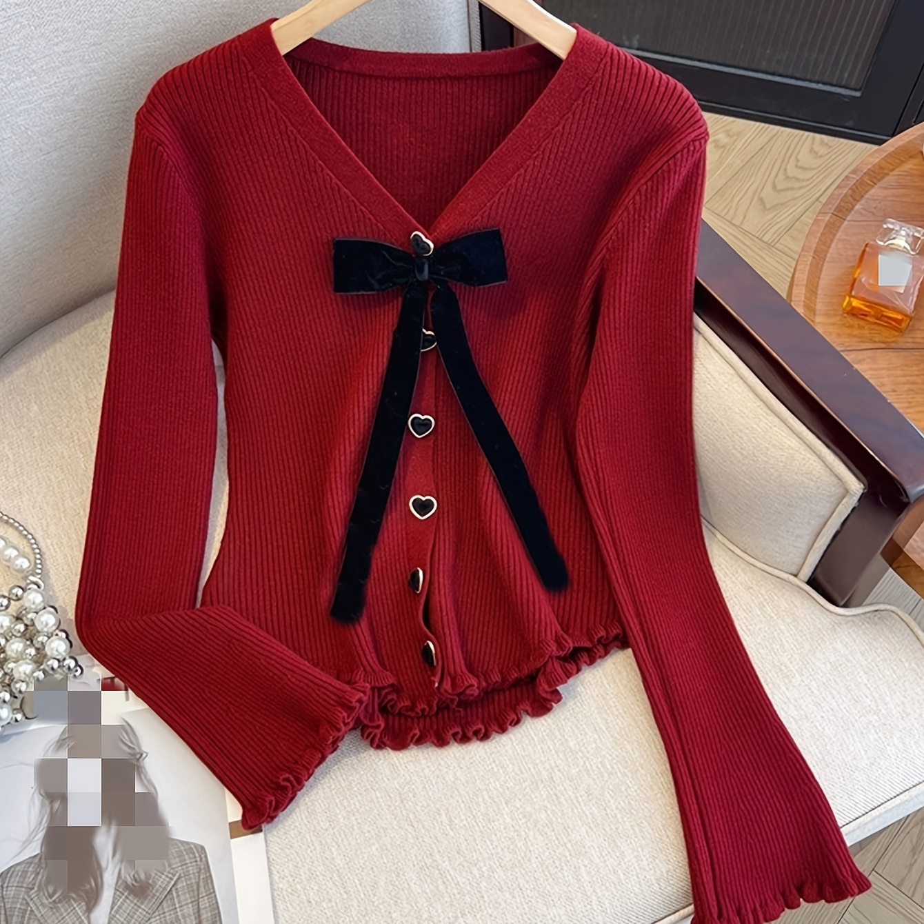 

Pull tricoté rouge à col en V pour femme avec bordure à volants et détail nœud, acrylique 68% polyester 32%, boutonné, cardigan de couleur unie pour toutes les .