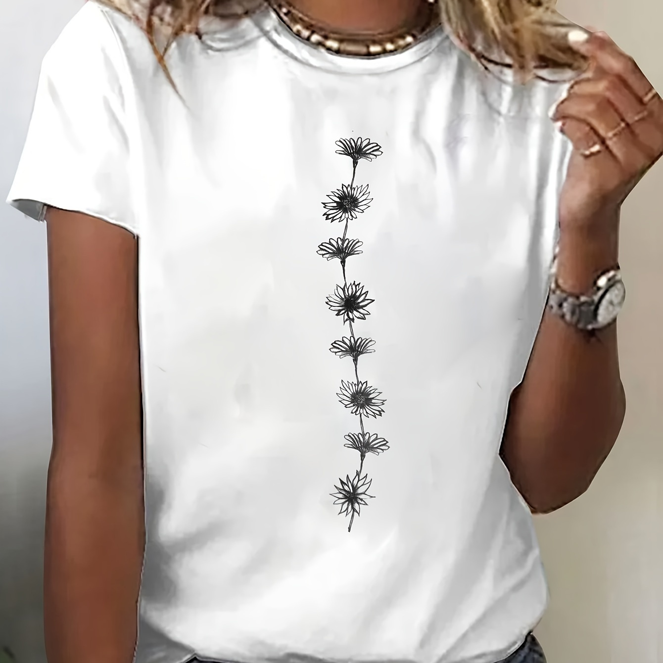 

T-shirt floral pour femmes, haut décontracté à col rond et manches courtes, tissu en % polyester, longueur standard pour /été.