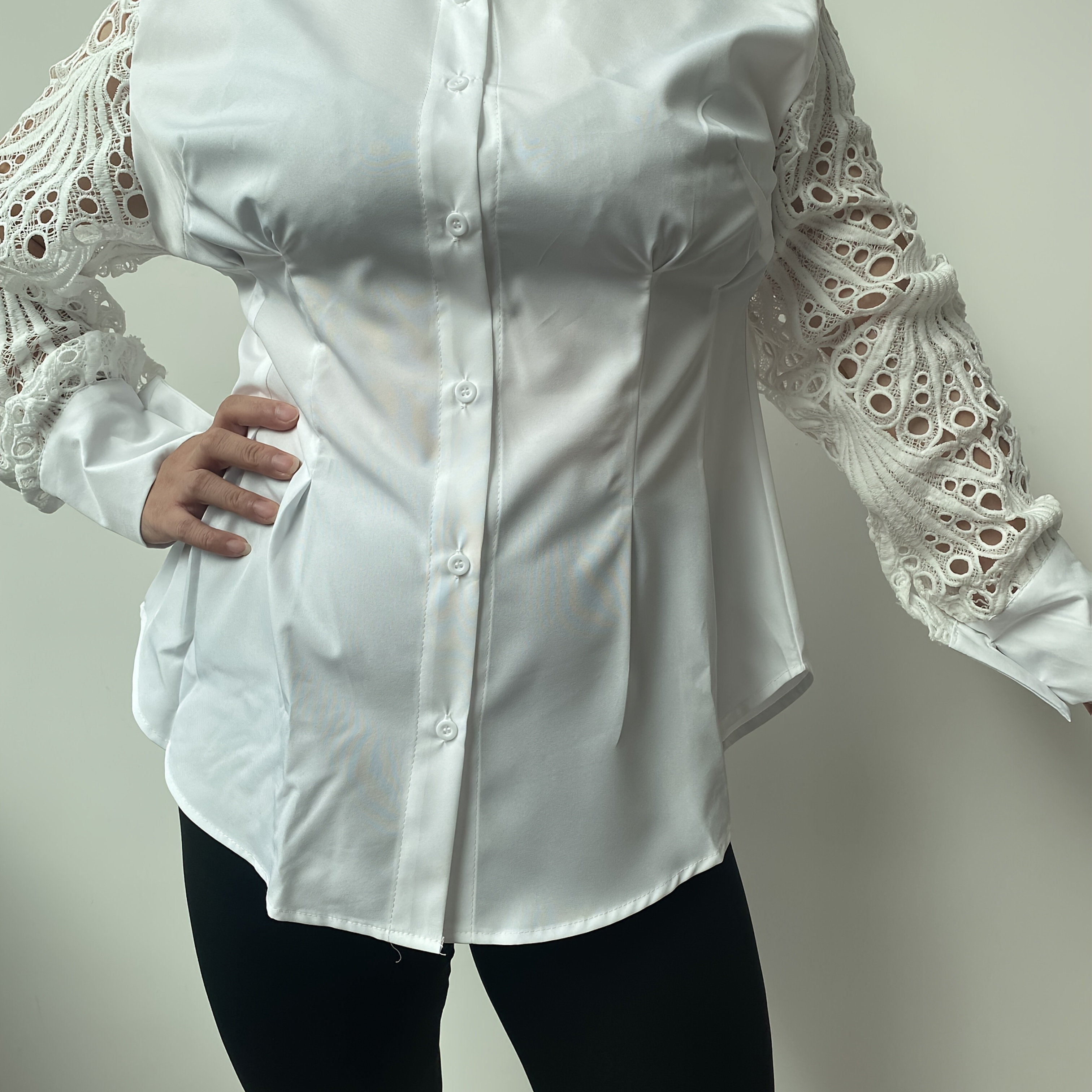 

Blouse en polyester grande taille, col à , couleur unie, tissu tissé non extensible, avec détails d'embroider creux, pour toutes les .