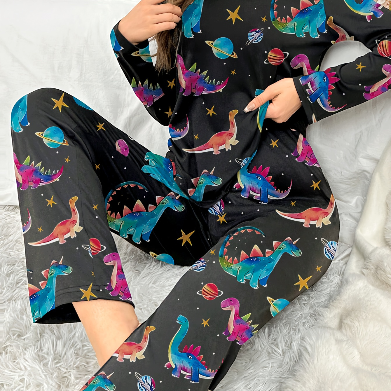 

1 Set Women's Casual Crew Neck Pajama Set - Polyester Knit Fabric With Dinosaurs Pattern - Cozy Fall/winter Sleepwear For Adults