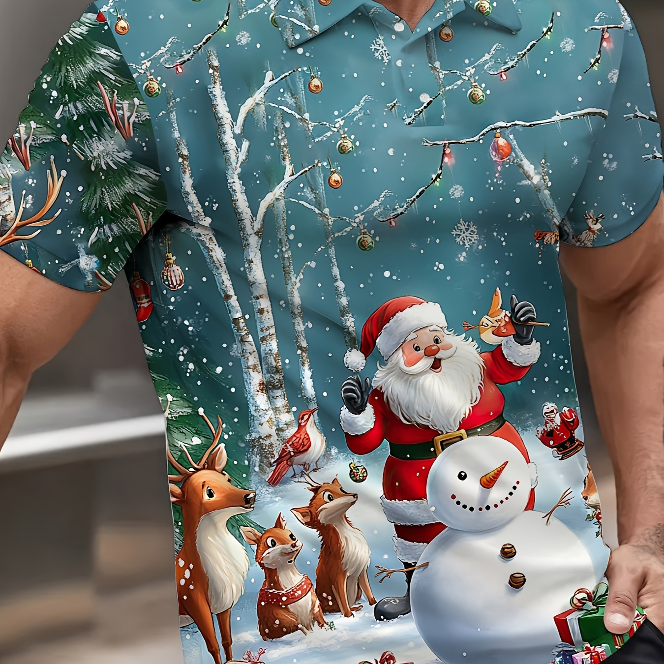 

Chemise décontractée pour l'été à manches courtes avec numérique 3D , 100% polyester avec légère élasticité, tissu tricoté, col mao, détails boutons, coupe régulière - Design de Père Noël et